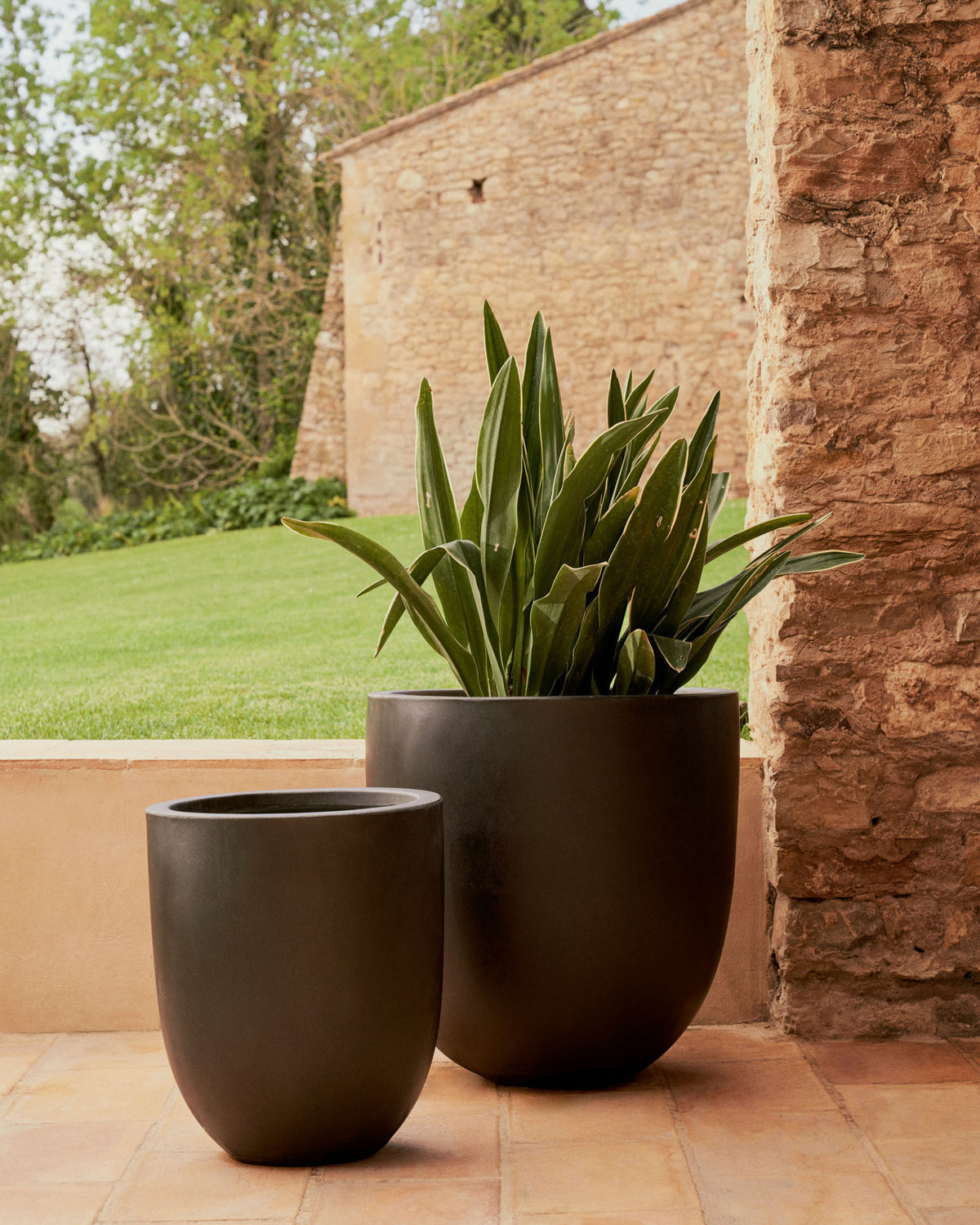Aiguablava Blumenübertopf aus Zement in Weiss Ø 39 cm in Weiss präsentiert im Onlineshop von KAQTU Design AG. Pflanzentopf Outdoor ist von Kave Home