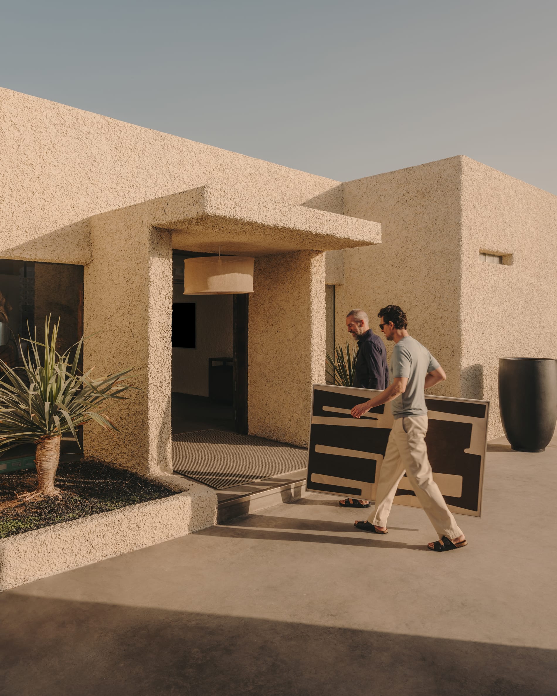 Eleganter Blumentopf Aiguablava aus schwarzem Zement, Ø 75 cm, von Kave Home. Perfekt für moderne und stilvolle Pflanzendekoration.