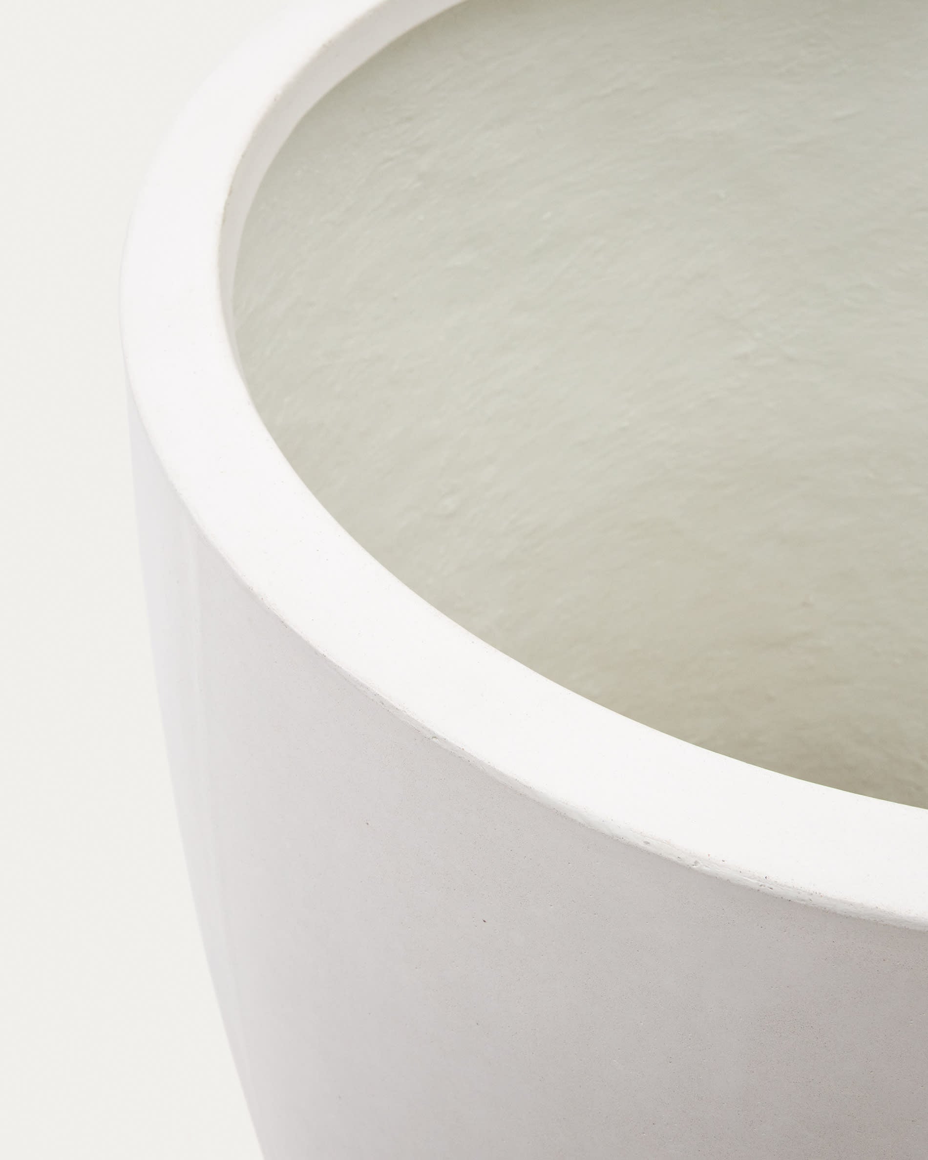 Stilvoller Aiguablava Blumentopf aus robustem weissem Zement, Ø 75 cm – ideal für kreative Pflanzenarrangements in jedem Raum.