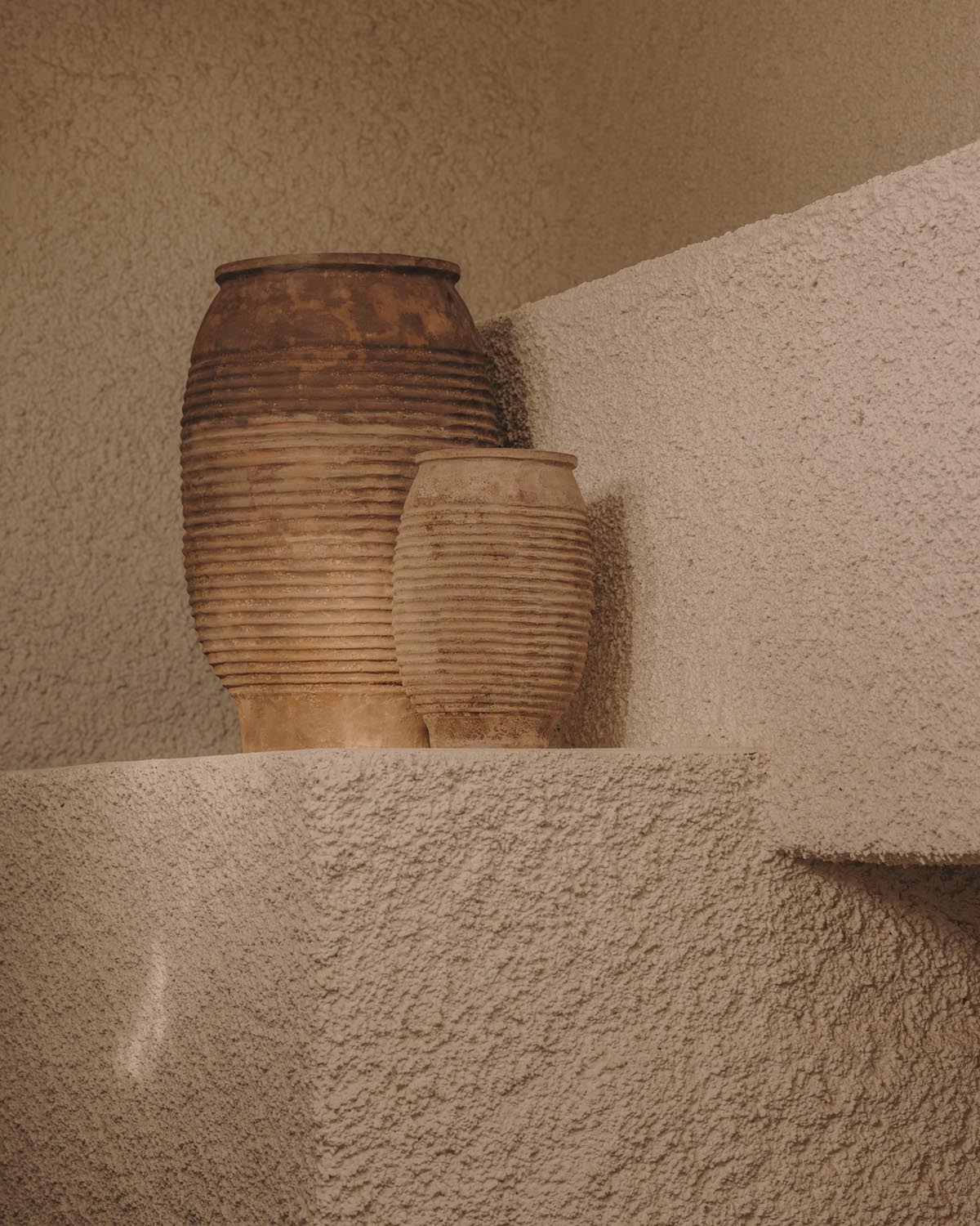 Elegante Terrakotta-Blumentöpfe von Kave Home für stilvolle Gärten.