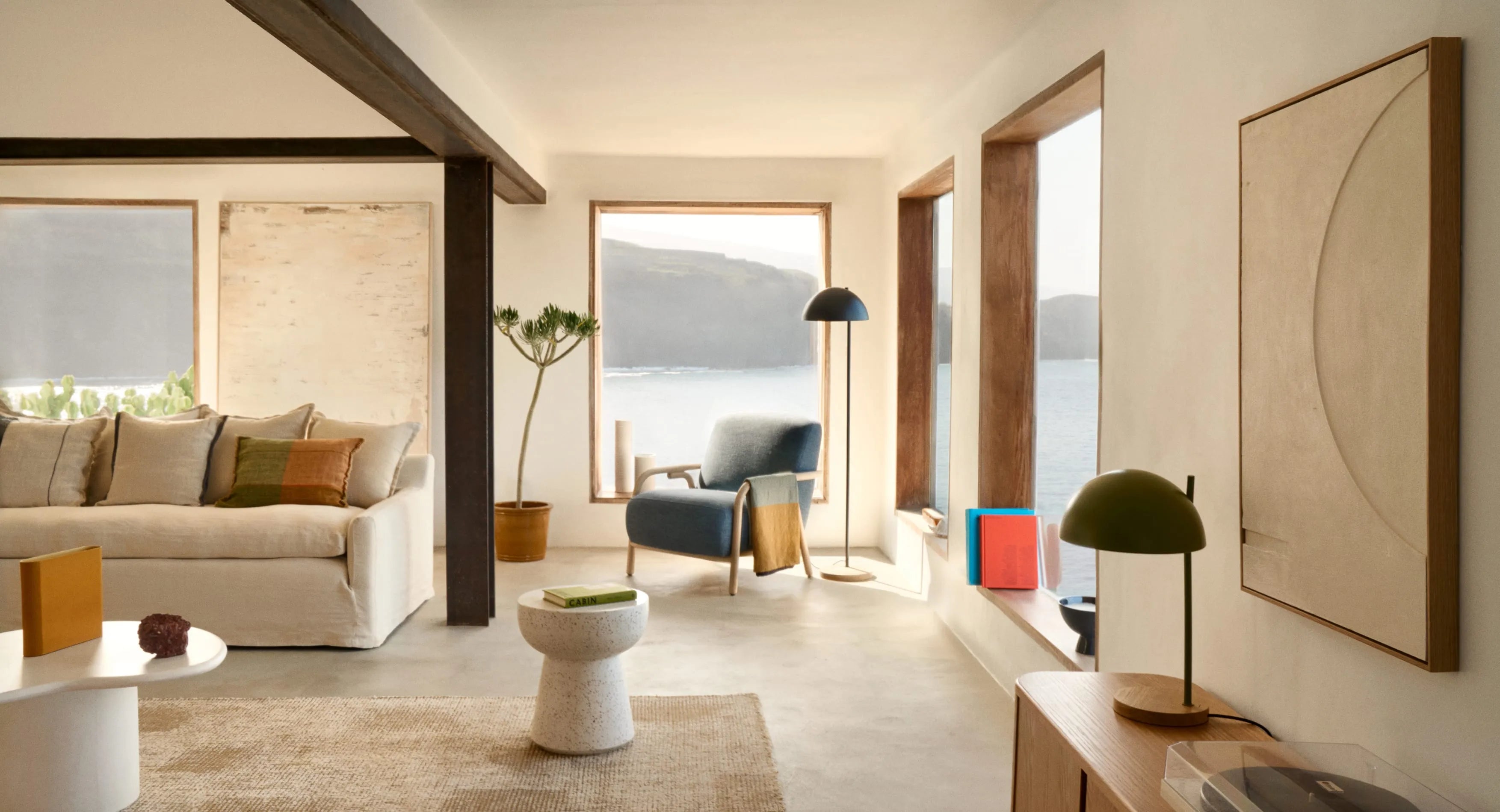 Das Presili 2er Set von Kave Home bietet stilvolle Keramik-Blumentöpfe mit senffarbener Glasur, ideal für moderne Wohnräume.