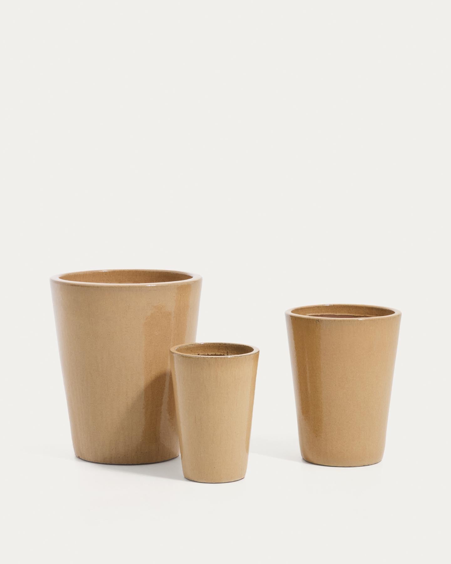 Rotja 3er Set Blumentöpfe aus Terrakotta mit beigem Glasurfinish Ø 26 / 35 / 47 cm in Beige präsentiert im Onlineshop von KAQTU Design AG. Blumentopf ist von Kave Home