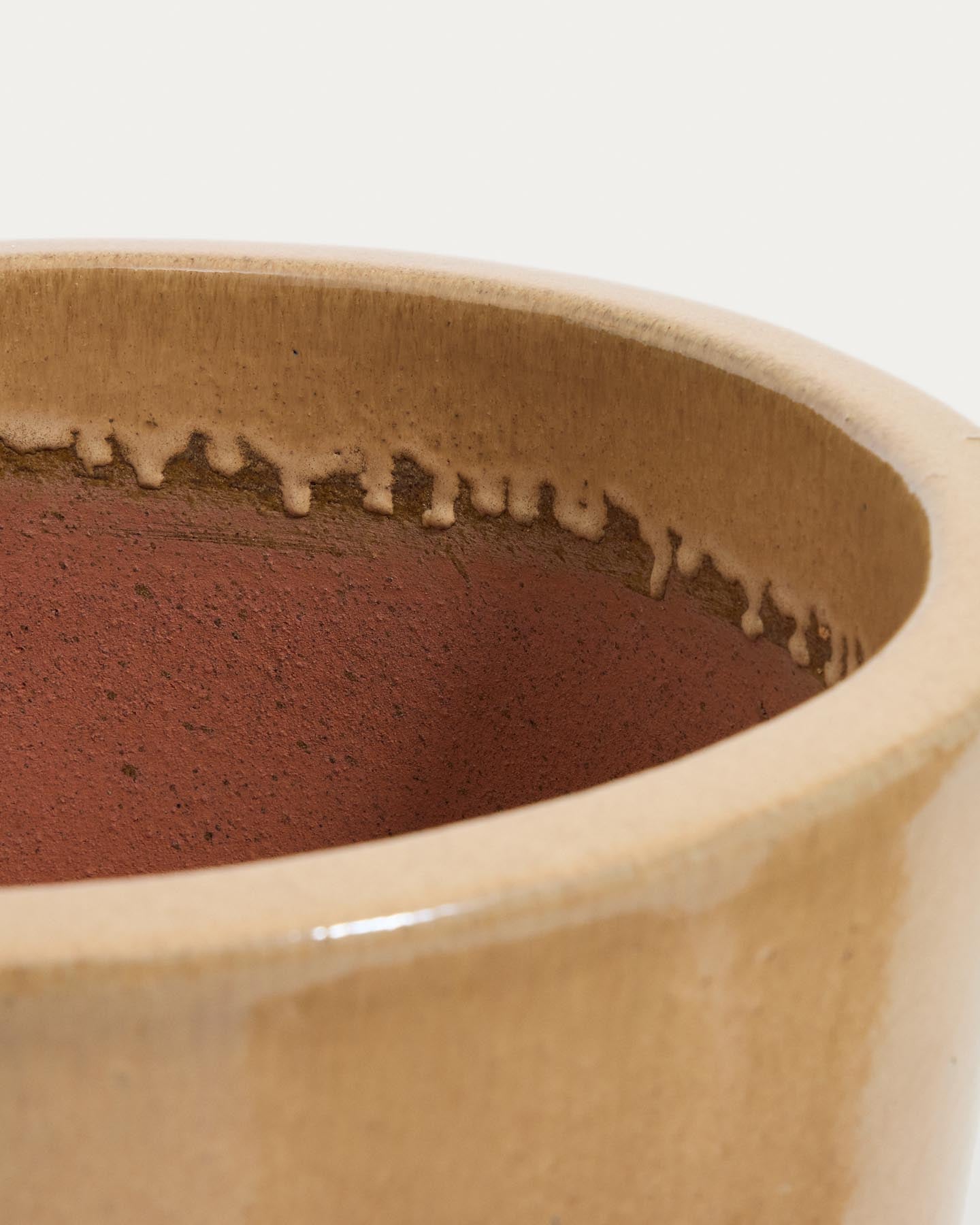 Rotja 3er Set Blumentöpfe aus Terrakotta mit beigem Glasurfinish Ø 26 / 35 / 47 cm in Beige präsentiert im Onlineshop von KAQTU Design AG. Blumentopf ist von Kave Home