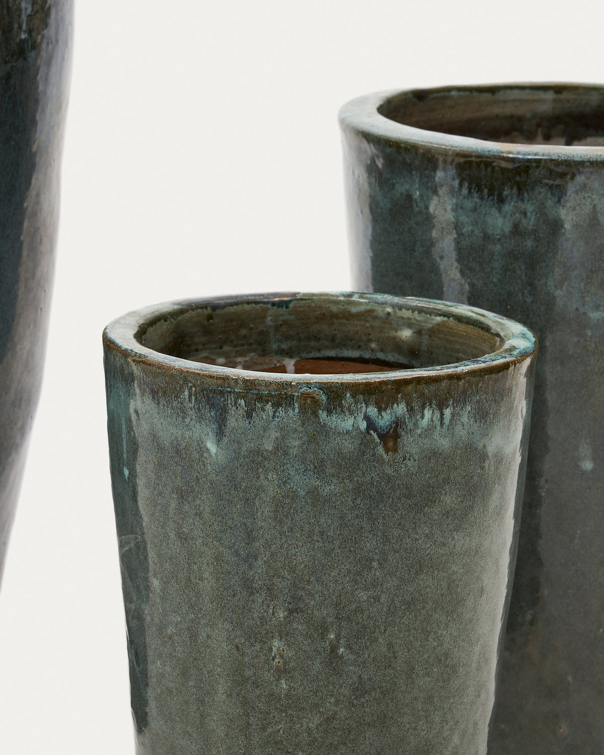 Rotja 3er Set Blumentöpfe aus Terrakotta mit grünem Glasurfinish Ø 26 / 35 / 47 cm in Blau präsentiert im Onlineshop von KAQTU Design AG. Pflanzentopf Outdoor ist von Kave Home