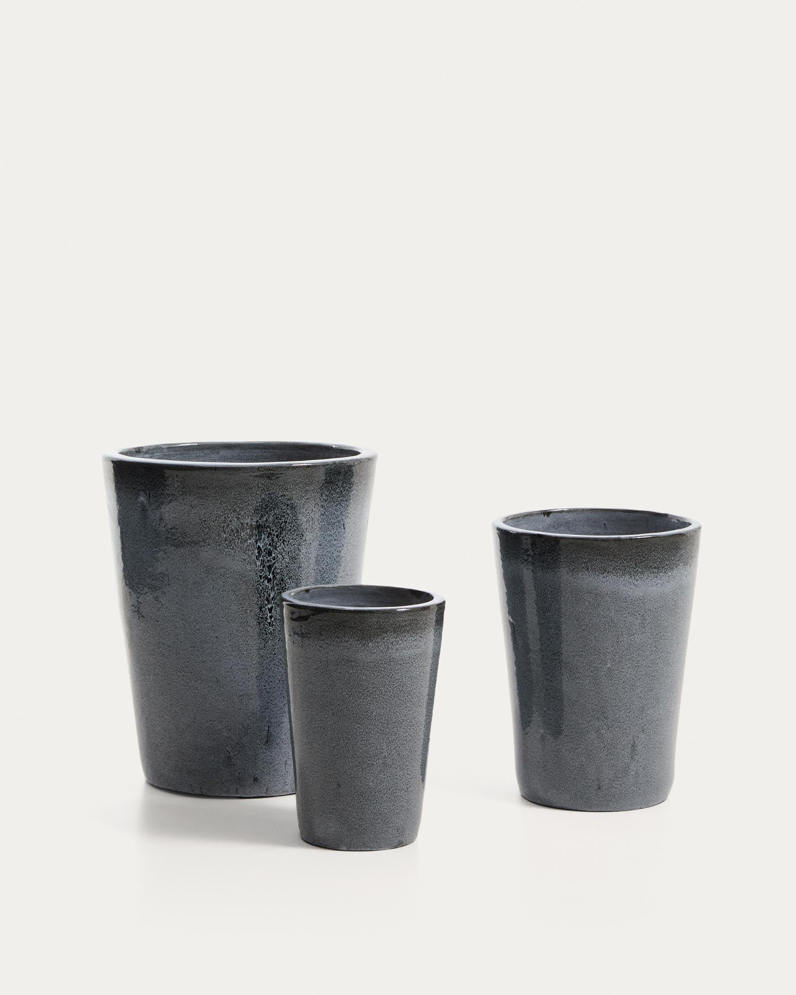 Rotja 3er Set Blumentöpfe aus Terrakotta mit blauem Glasurfinish Ø 26 / 35 / 47 cm in Blau präsentiert im Onlineshop von KAQTU Design AG. Pflanzentopf Outdoor ist von Kave Home