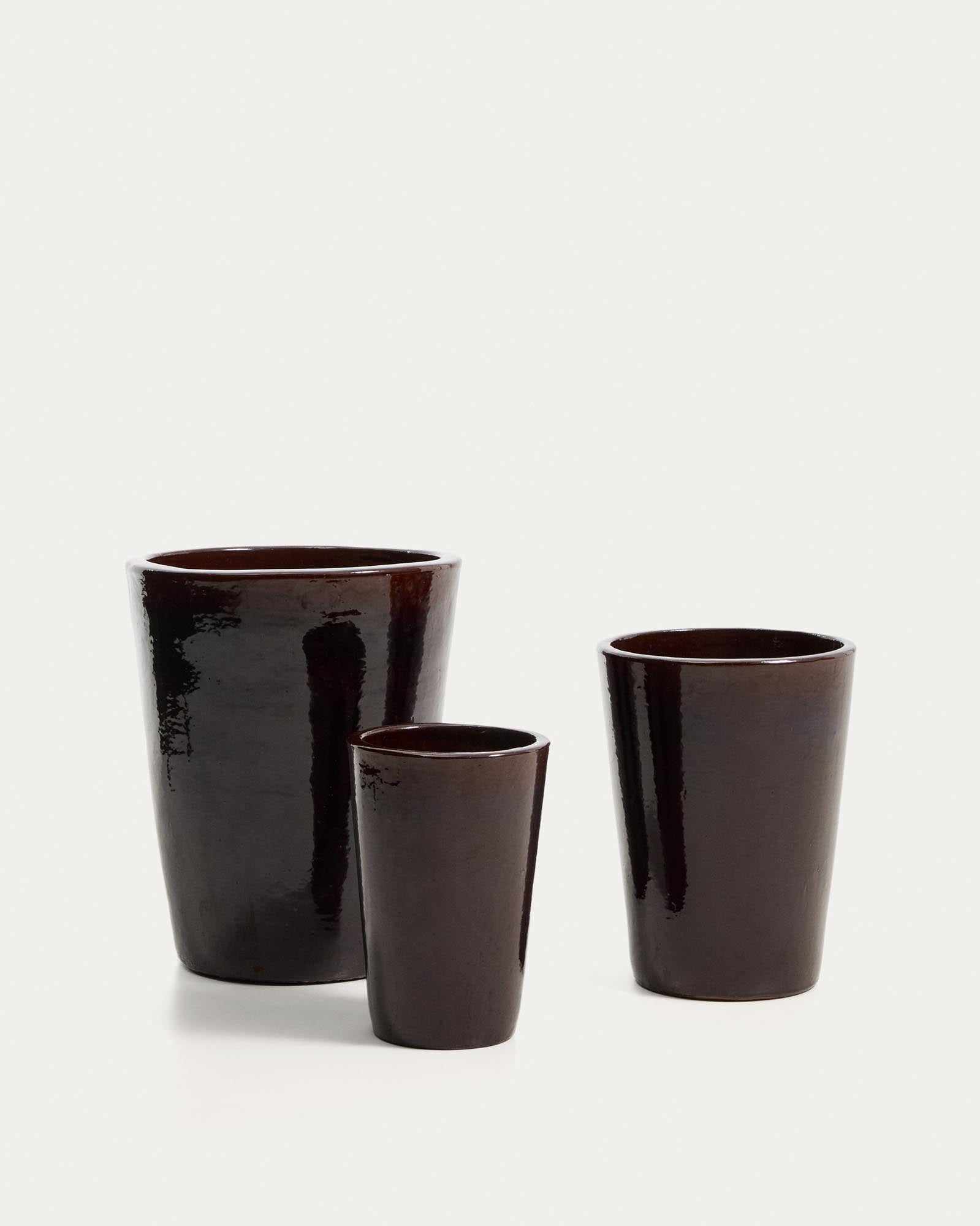 Rotja 3er Set Blumentöpfe aus Terrakotta mit granatrotem Glasurfinish Ø 26 / 35 / 47 cm in präsentiert im Onlineshop von KAQTU Design AG. Pflanzentopf Outdoor ist von Kave Home