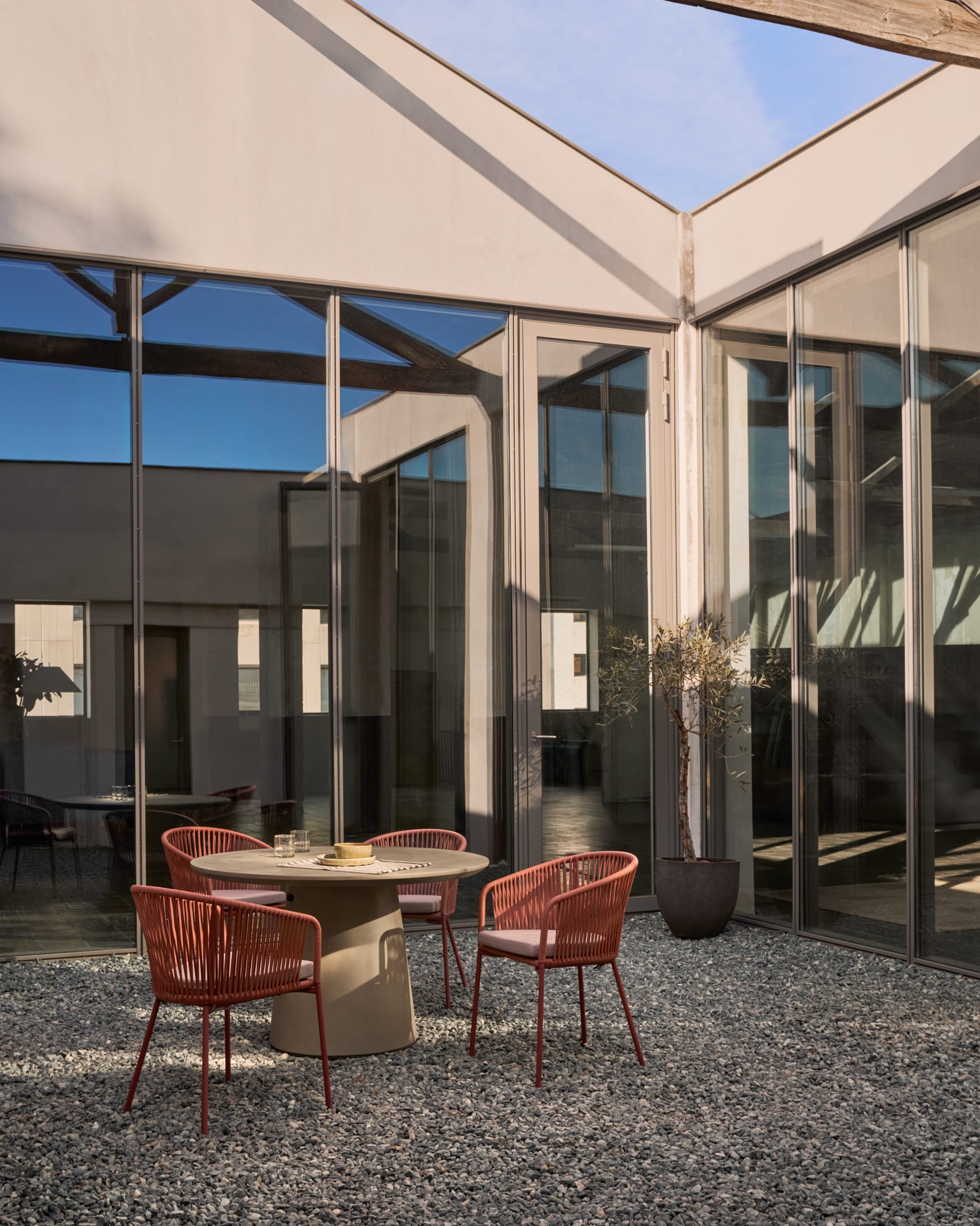 Das Serili 2er Set von Kave Home bietet stilvolle, dunkelgraue Blumentöpfe aus Zement-Glasfaser-Mix, ideal für moderne Wohnräume.