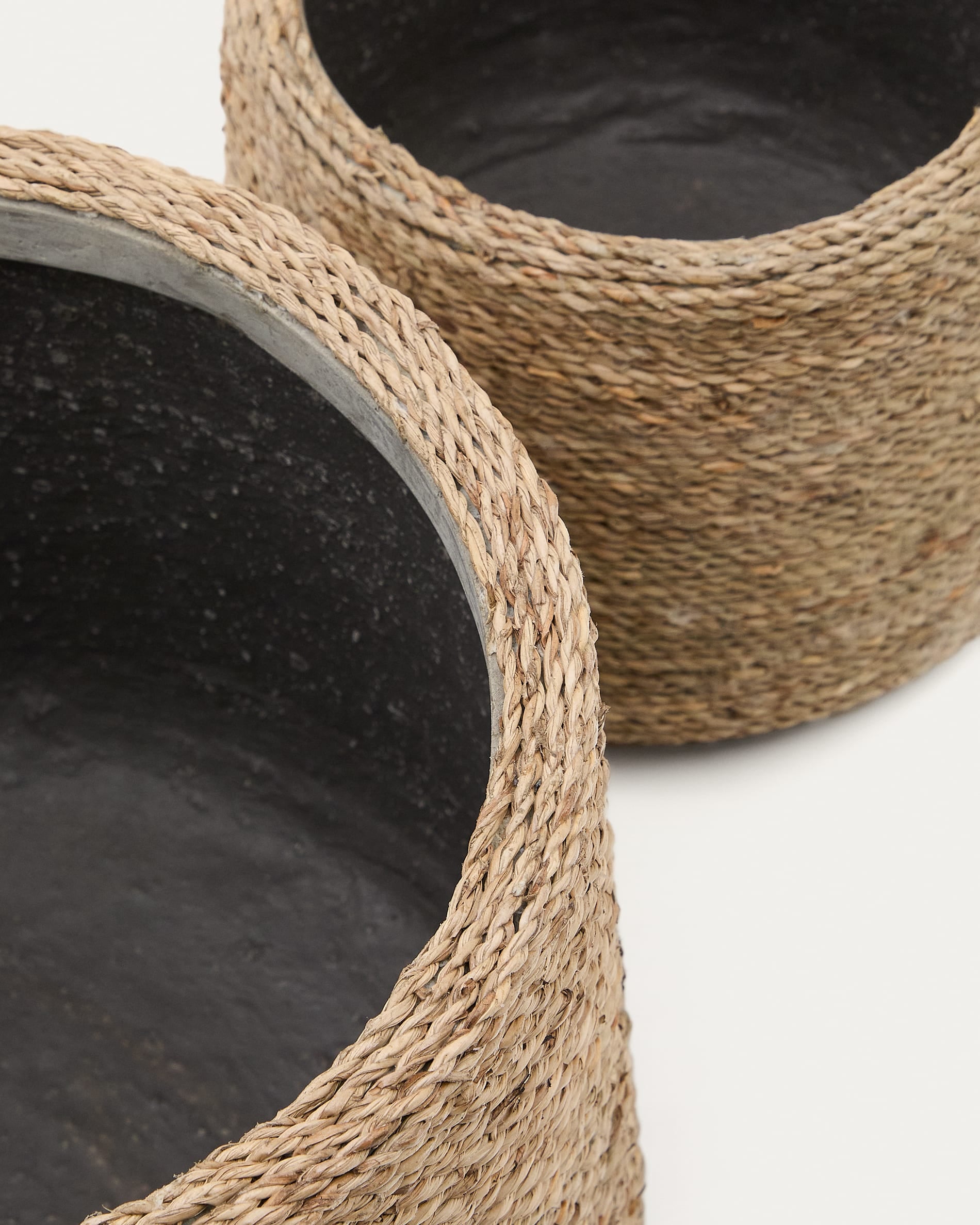 Set Sigal von Kave Home: Zwei elegante Pflanzgefässe aus Zement, ideal für drinnen und draußen. Langlebig, pflegeleicht und stilvoll.