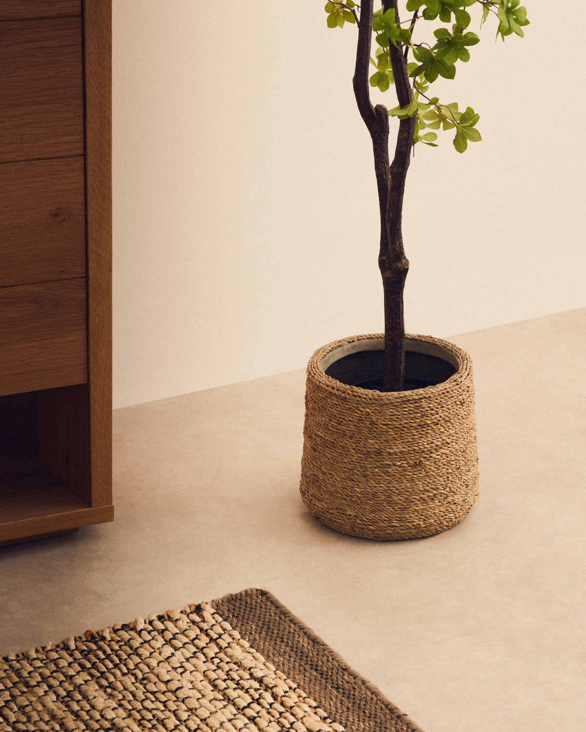 Set Sigal mit 2 Pflanzgefässen aus Zement mit natürlicher Oberfläche Ø 24 cm / Ø 31 cm in Beige präsentiert im Onlineshop von KAQTU Design AG. Pflanzentopf Outdoor ist von Kave Home