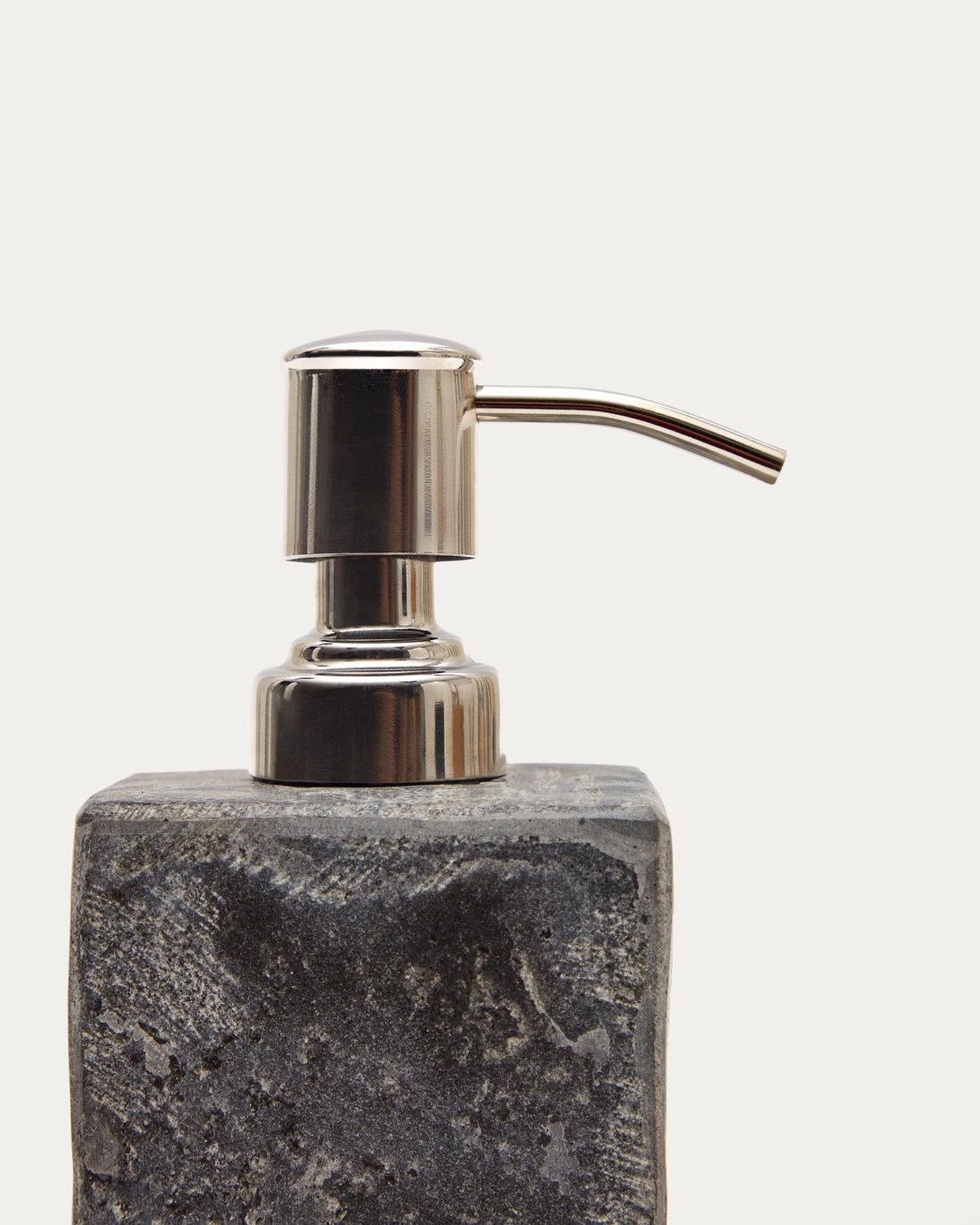 Seifenspender Macinne in Grau in Grau präsentiert im Onlineshop von KAQTU Design AG. Badzubehör ist von Kave Home