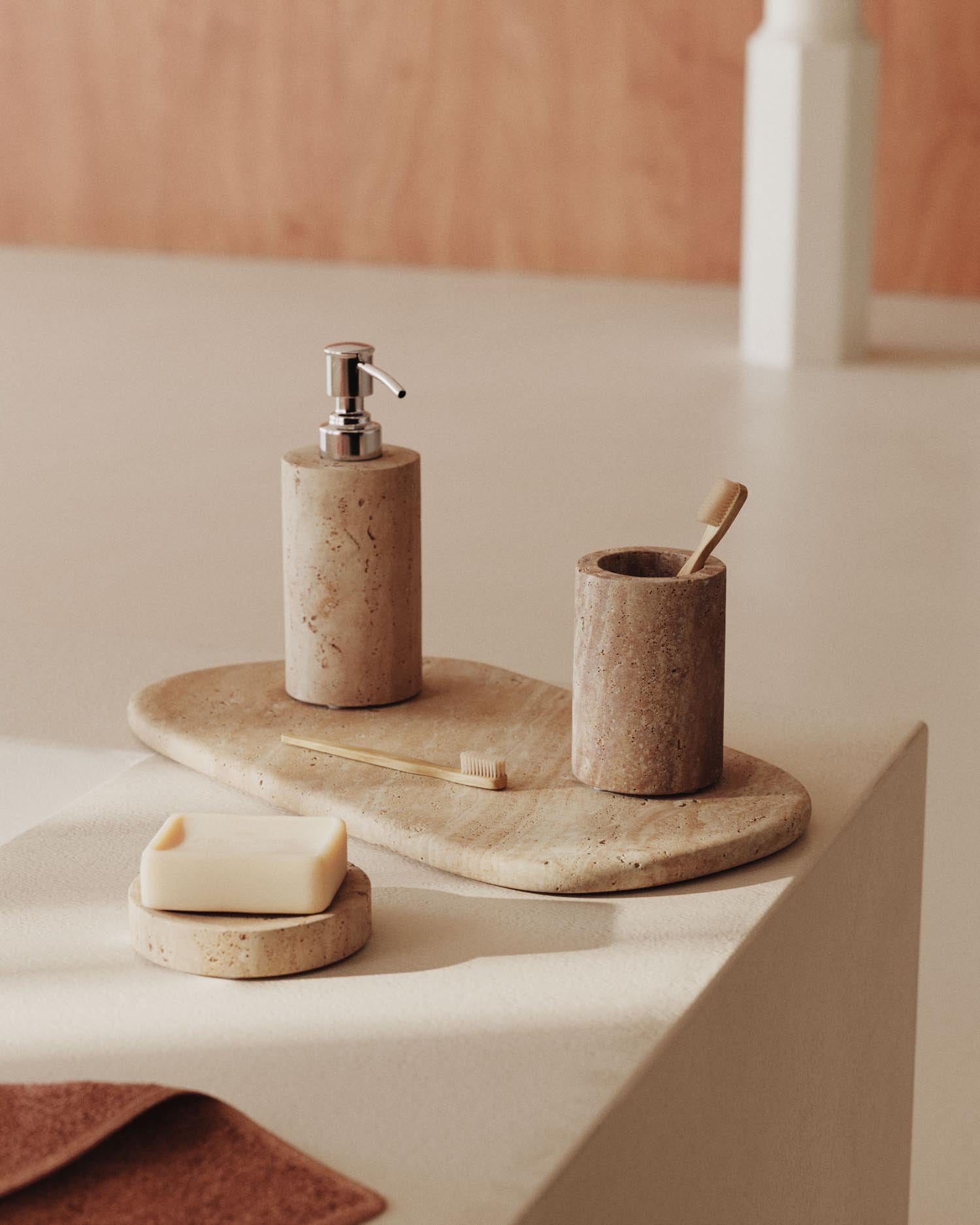 Macre Seifenspender aus Travertin in Beige in Beige präsentiert im Onlineshop von KAQTU Design AG. Badzubehör ist von Kave Home
