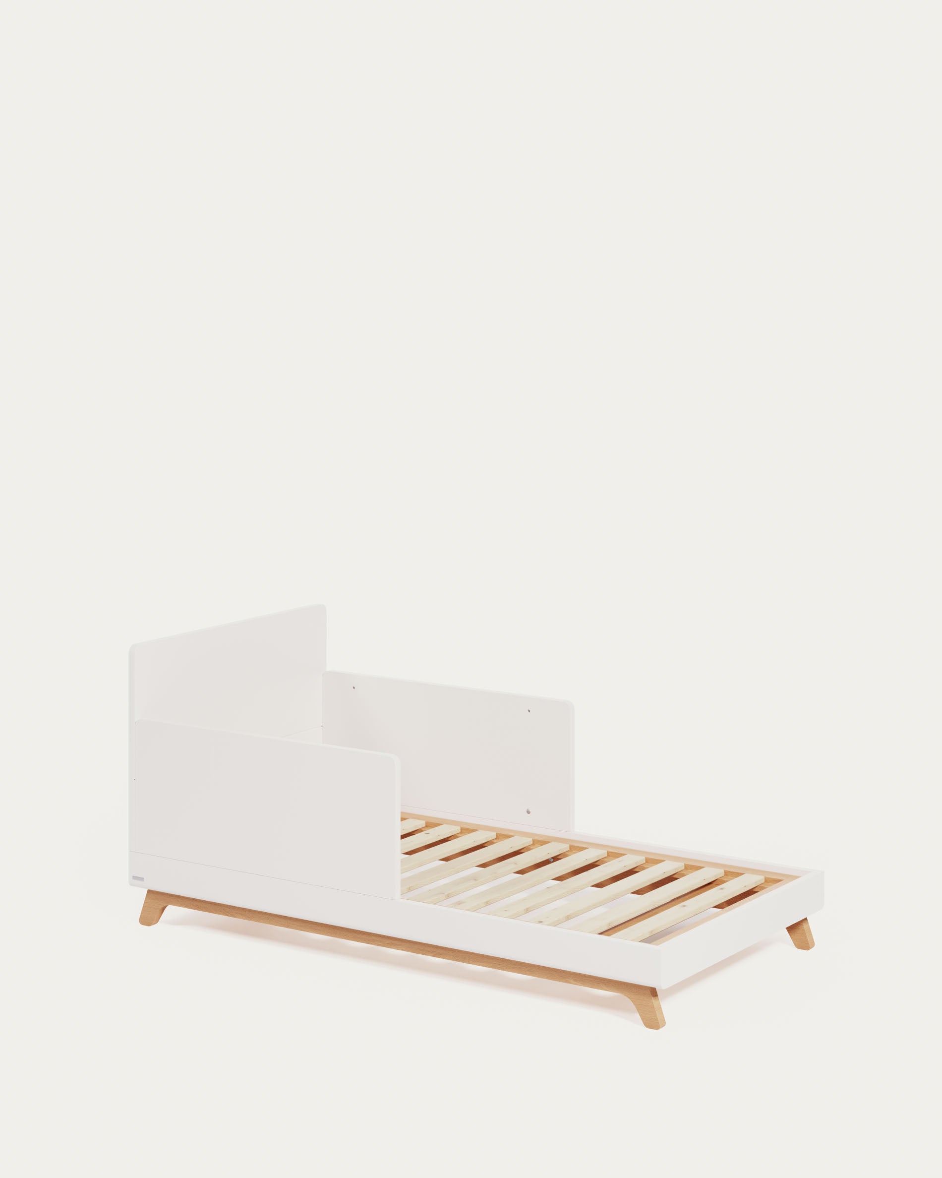Maralis Kinderbett aus massiver Buche, weisses Finish, 70x140 cm, mitwachsend, langlebig und stilvoll, von Kave Home.
