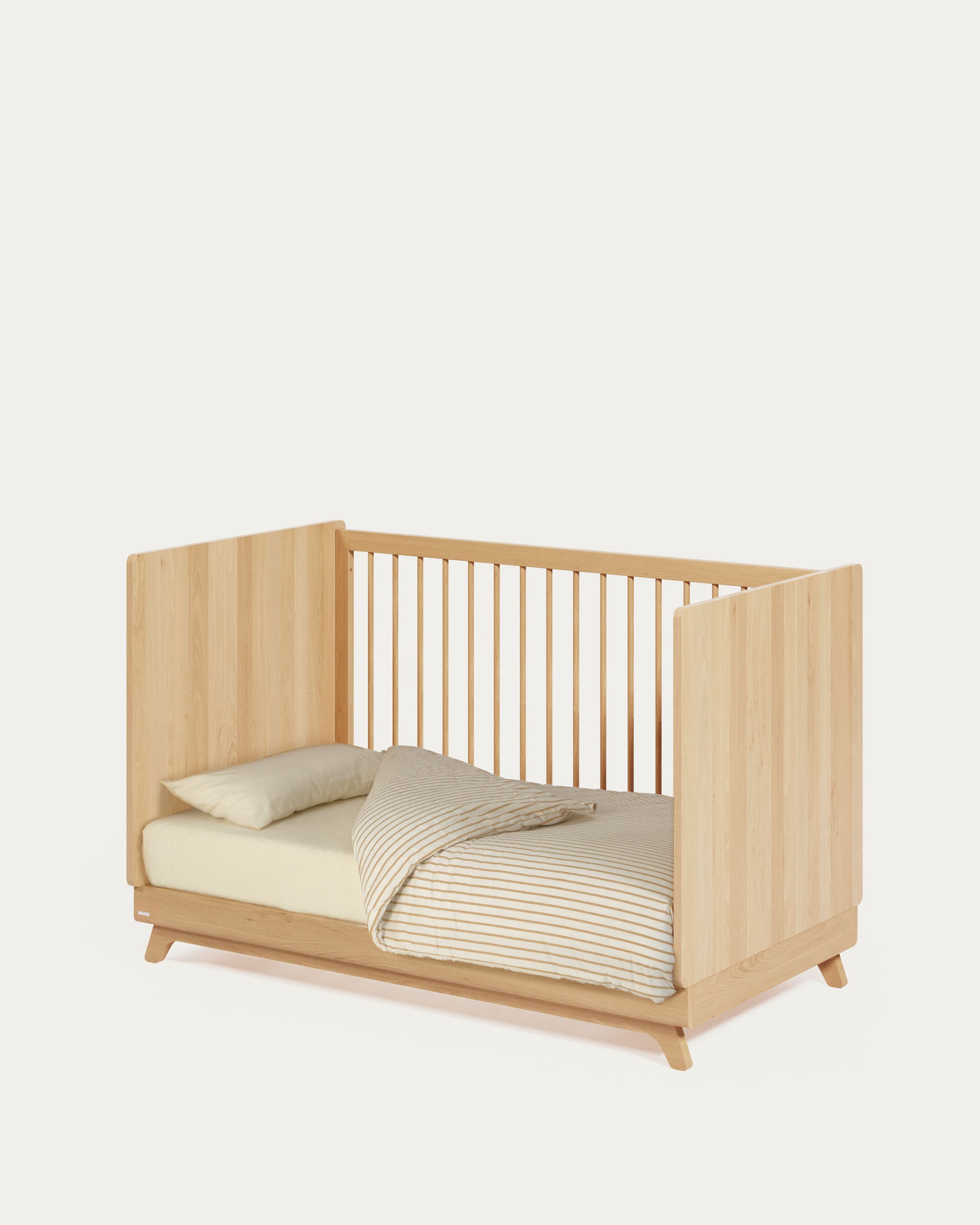 Das Maralis Gitterbett 70x140 cm aus massivem Buchenholz bietet Komfort und Stil, perfekt für die Entwicklung Ihres Kindes.