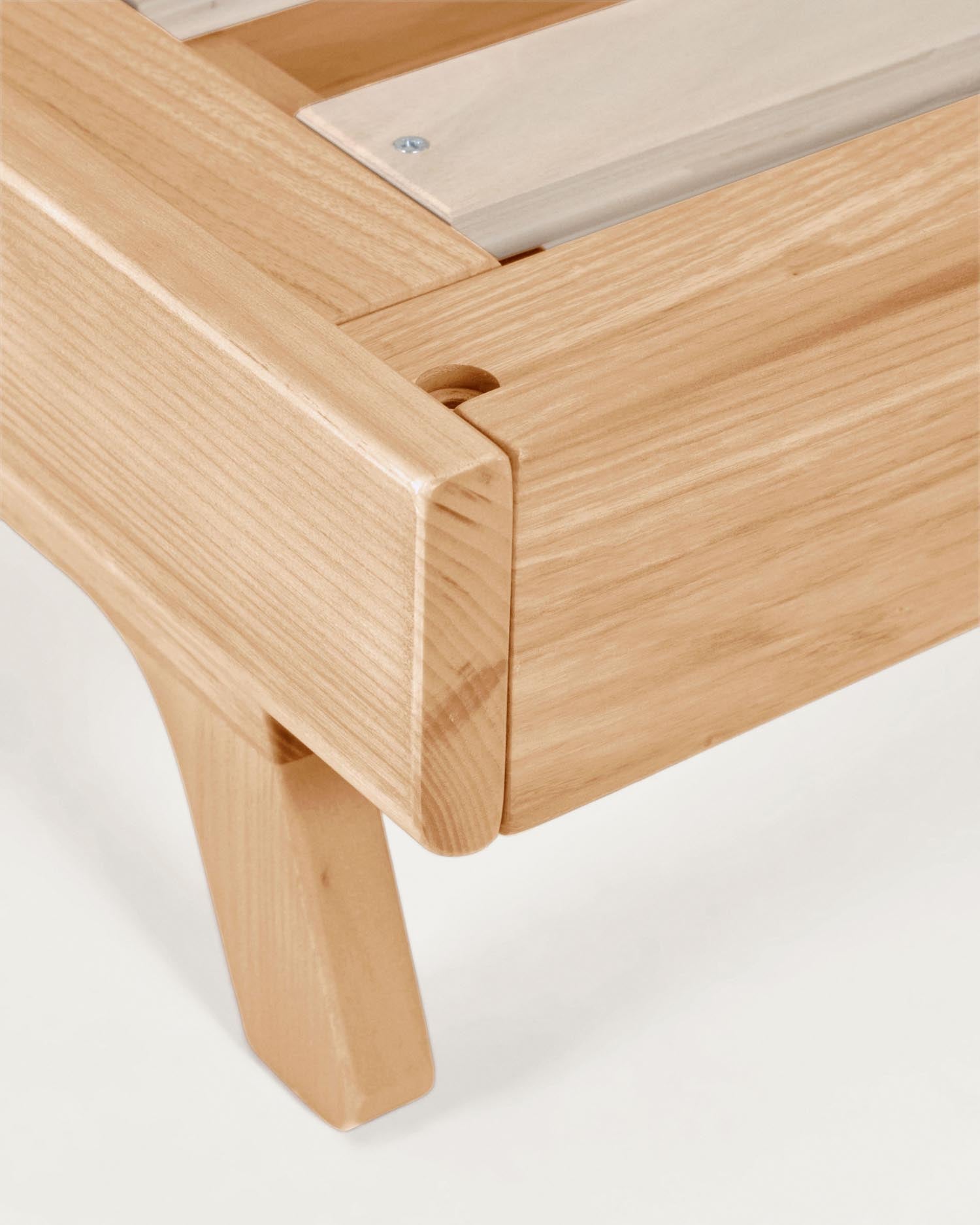 Das Gitterbett Maralis aus massivem Buchenholz 70 x 140 cm vereint Flexibilität, Sicherheit und zeitloses Design für eine harmonische Kinderzimmergestaltung.