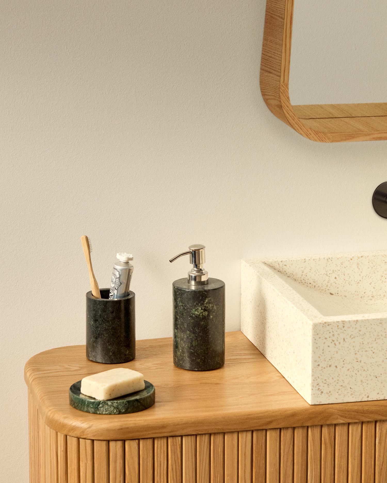 Seifenschale Elenei aus grünem Marmor in Grün präsentiert im Onlineshop von KAQTU Design AG. Badzubehör ist von Kave Home