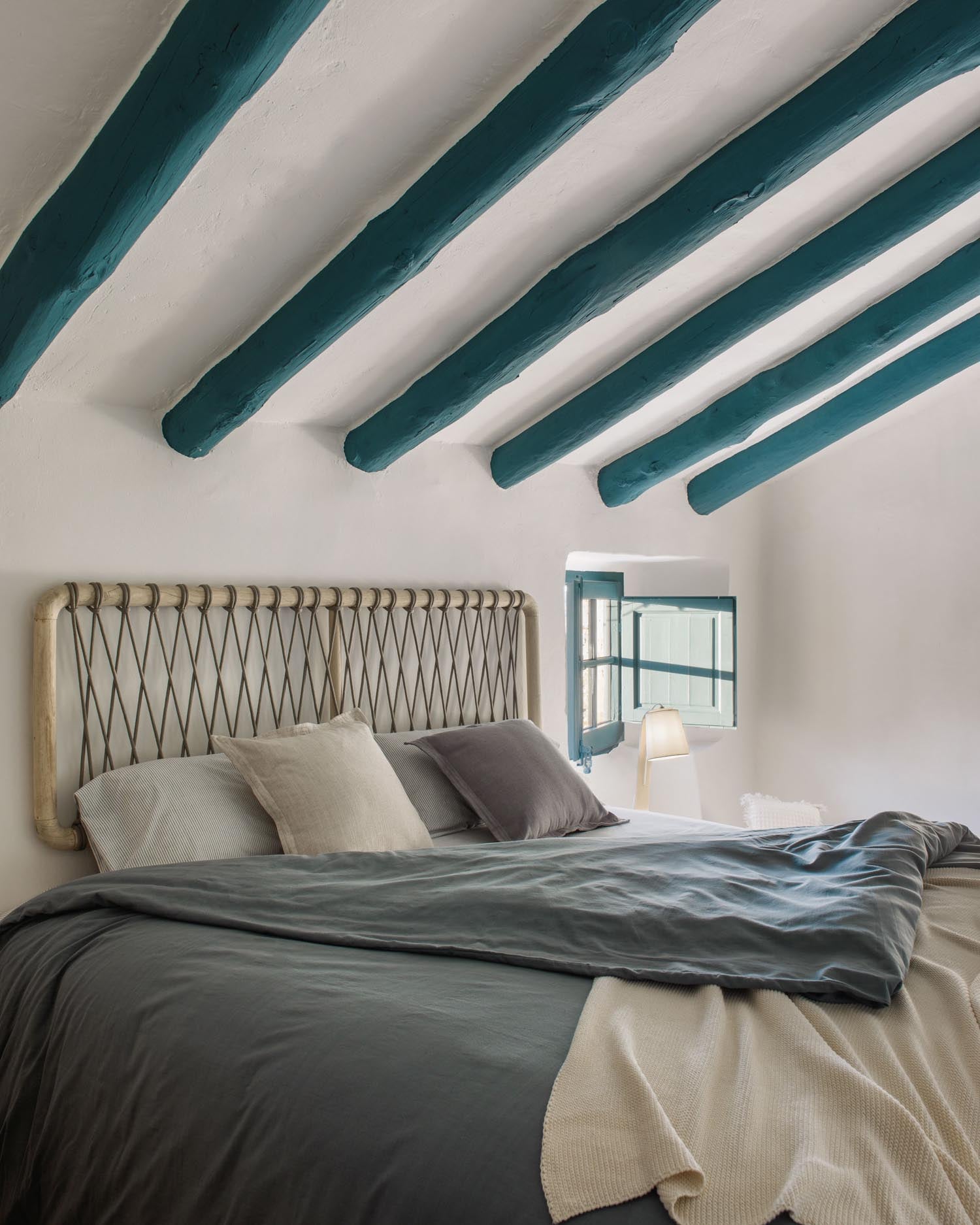 Stilvolles Aberash Kopfteil aus robustem Mindiholz und kunstvollem grauem Seil, perfekt für 160 cm Betten. Nachhaltig und einzigartig.