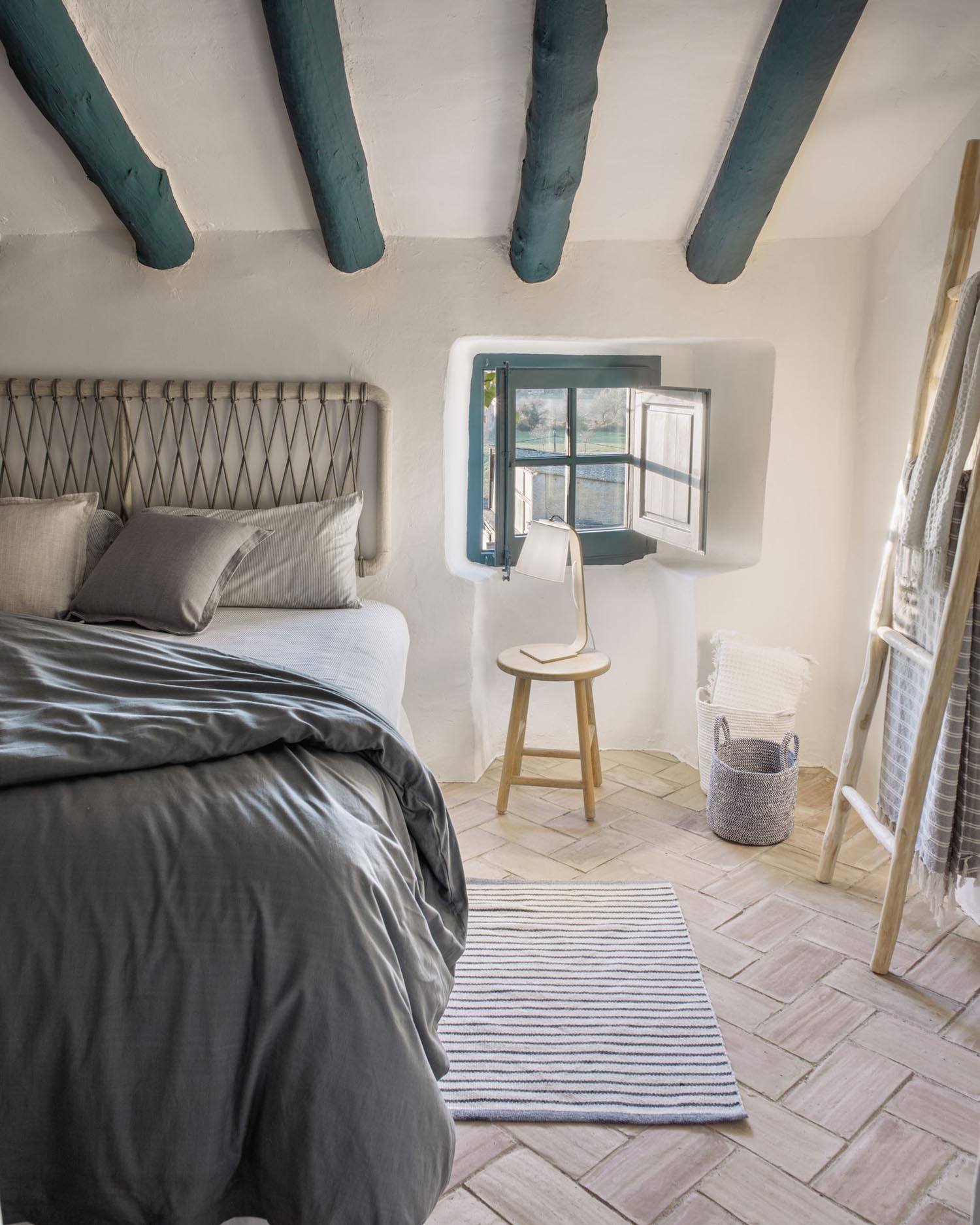 Elegantes Aberash Kopfteil aus Mindiholz und grauem Seil, passend für 160 cm Betten, von Kave Home. Natürlich und stilvoll.