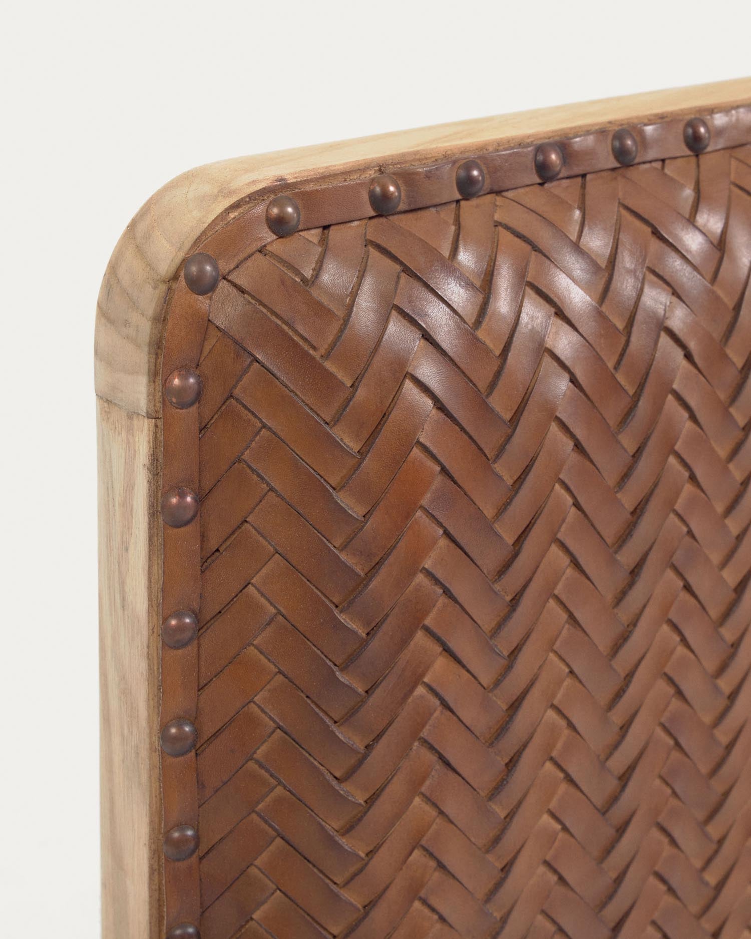 Hochwertiges Natesa Kopfteil aus robustem Teakholz und luxuriösem Leder, perfekt für 160 cm Betten. Stilvolles Design für Ihr Schlafzimmer.