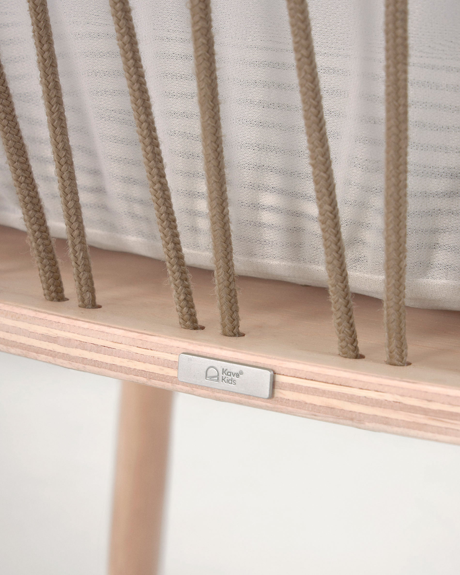 Leonela Stubenwagen Eschenholz 97 x 62 cm in Braun präsentiert im Onlineshop von KAQTU Design AG. Bett ist von Kave Home