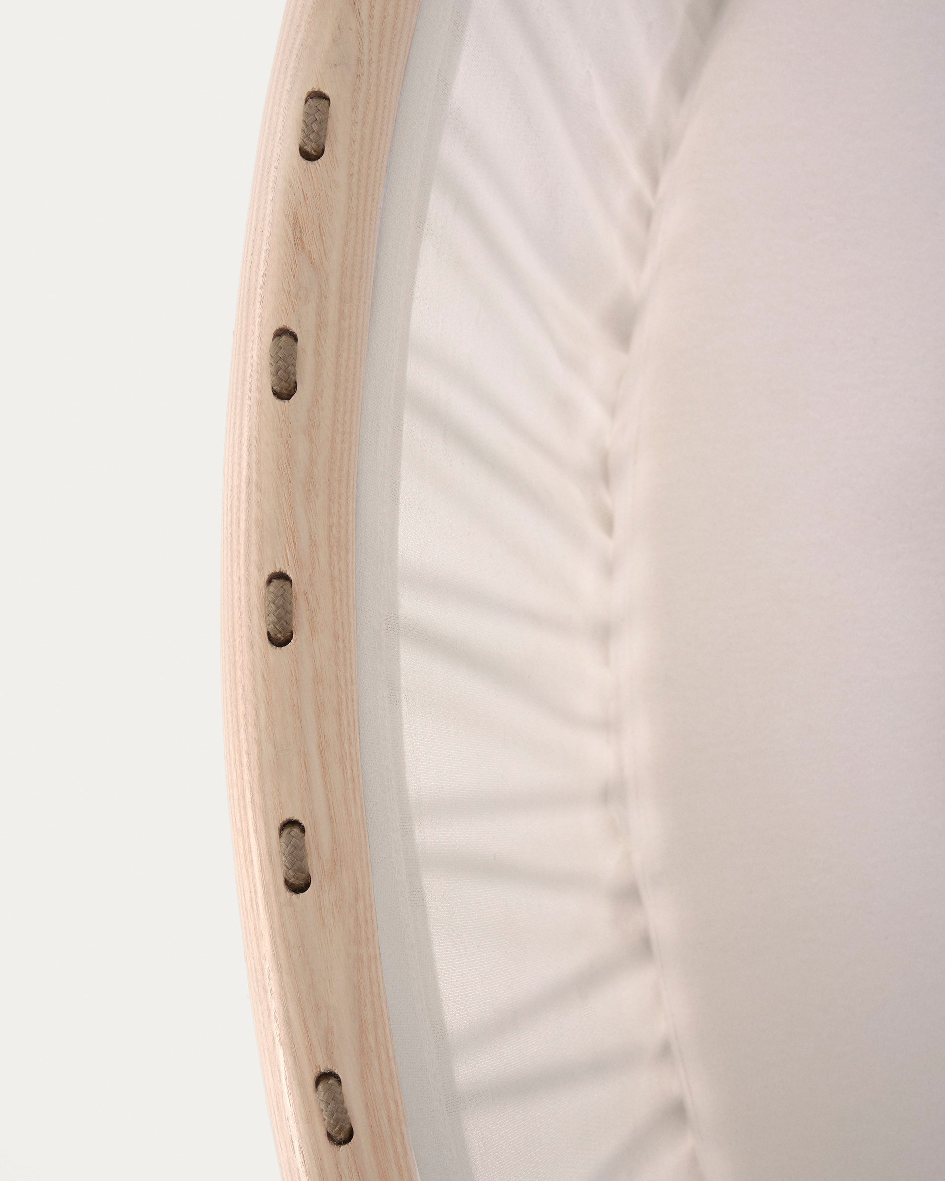 Leonela Stubenwagen Eschenholz 97 x 62 cm in Braun präsentiert im Onlineshop von KAQTU Design AG. Bett ist von Kave Home