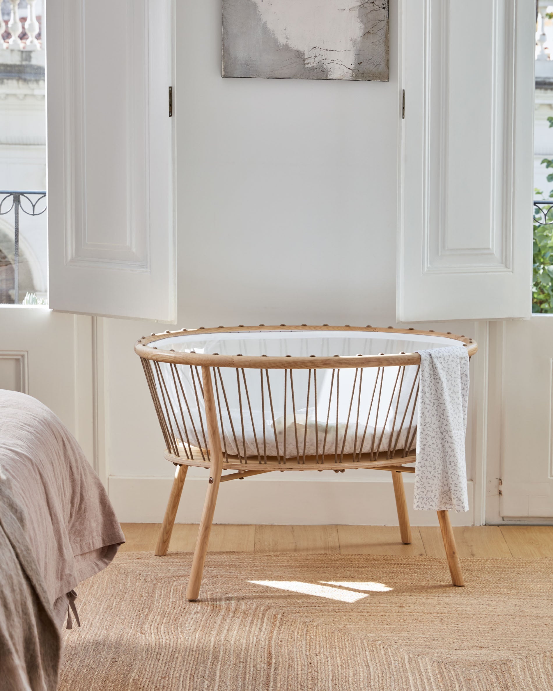 Leonela Stubenwagen Eschenholz 97 x 62 cm in Braun präsentiert im Onlineshop von KAQTU Design AG. Bett ist von Kave Home