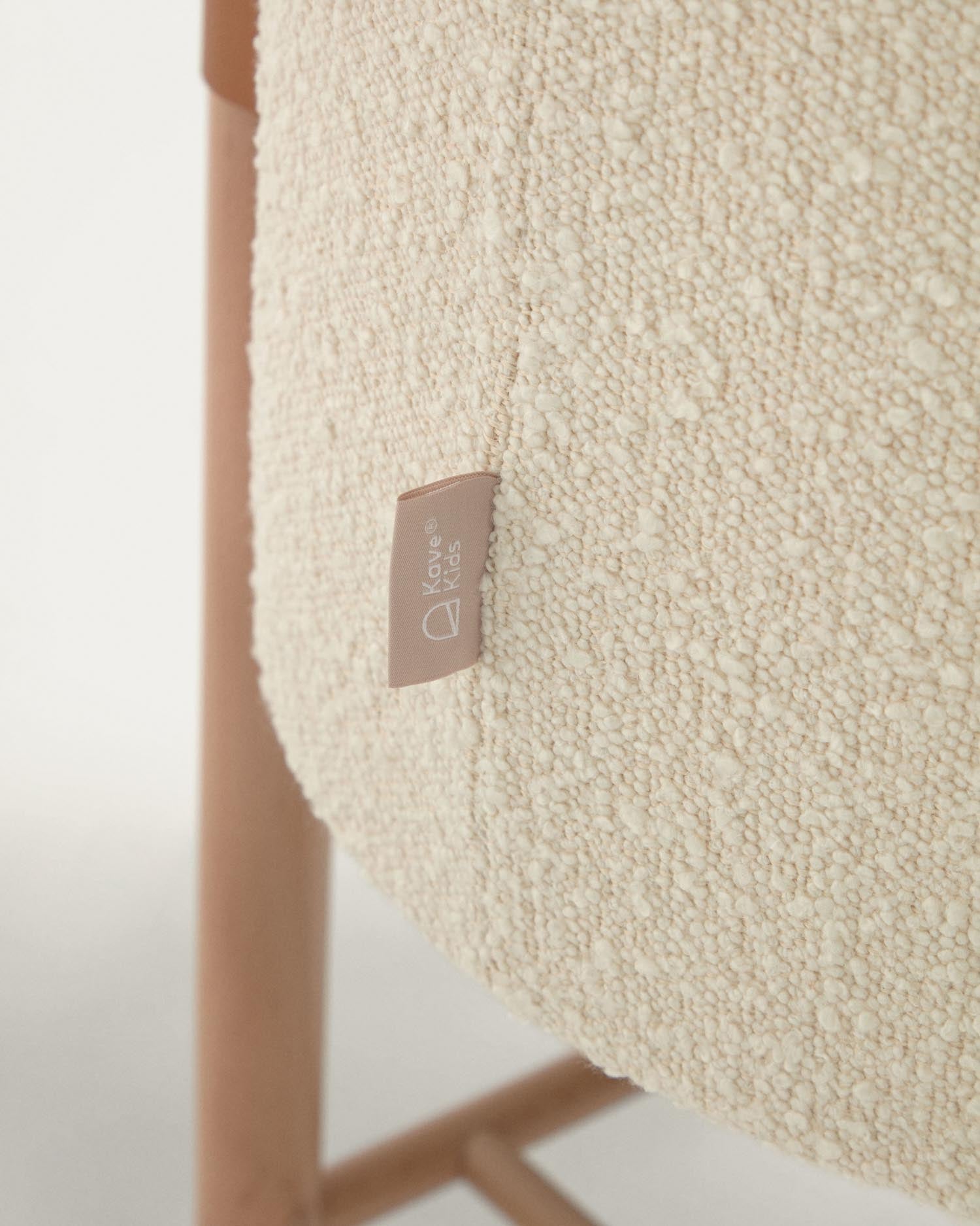 Der Adara Stubenwagen in Bouclé Weiss von Kave Home bietet eine stilvolle und nachhaltige Schlafumgebung aus massivem Buchenholz für Ihr Baby.