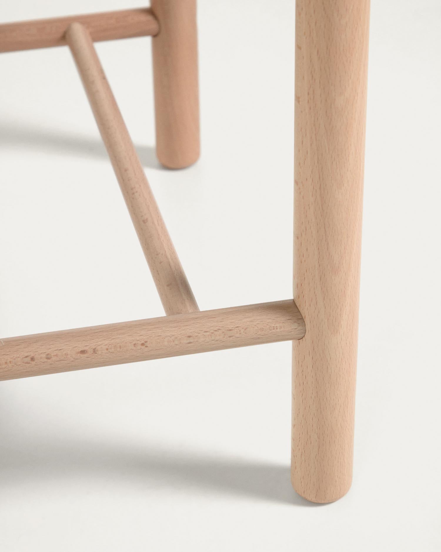 Der Adara Stubenwagen in elegantem Bouclé Weiss vereint Komfort und Nachhaltigkeit aus massivem Buchenholz für Ihr Neugeborenes.