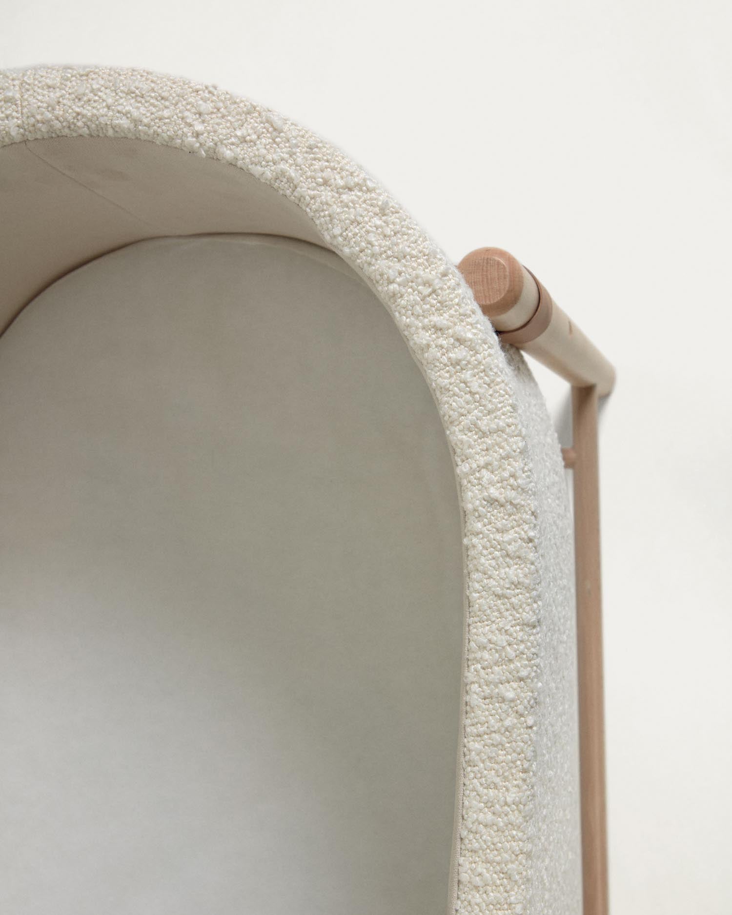 Der Adara Stubenwagen in elegantem Bouclé Weiss vereint Komfort und Nachhaltigkeit aus massivem Buchenholz für Ihr Neugeborenes.
