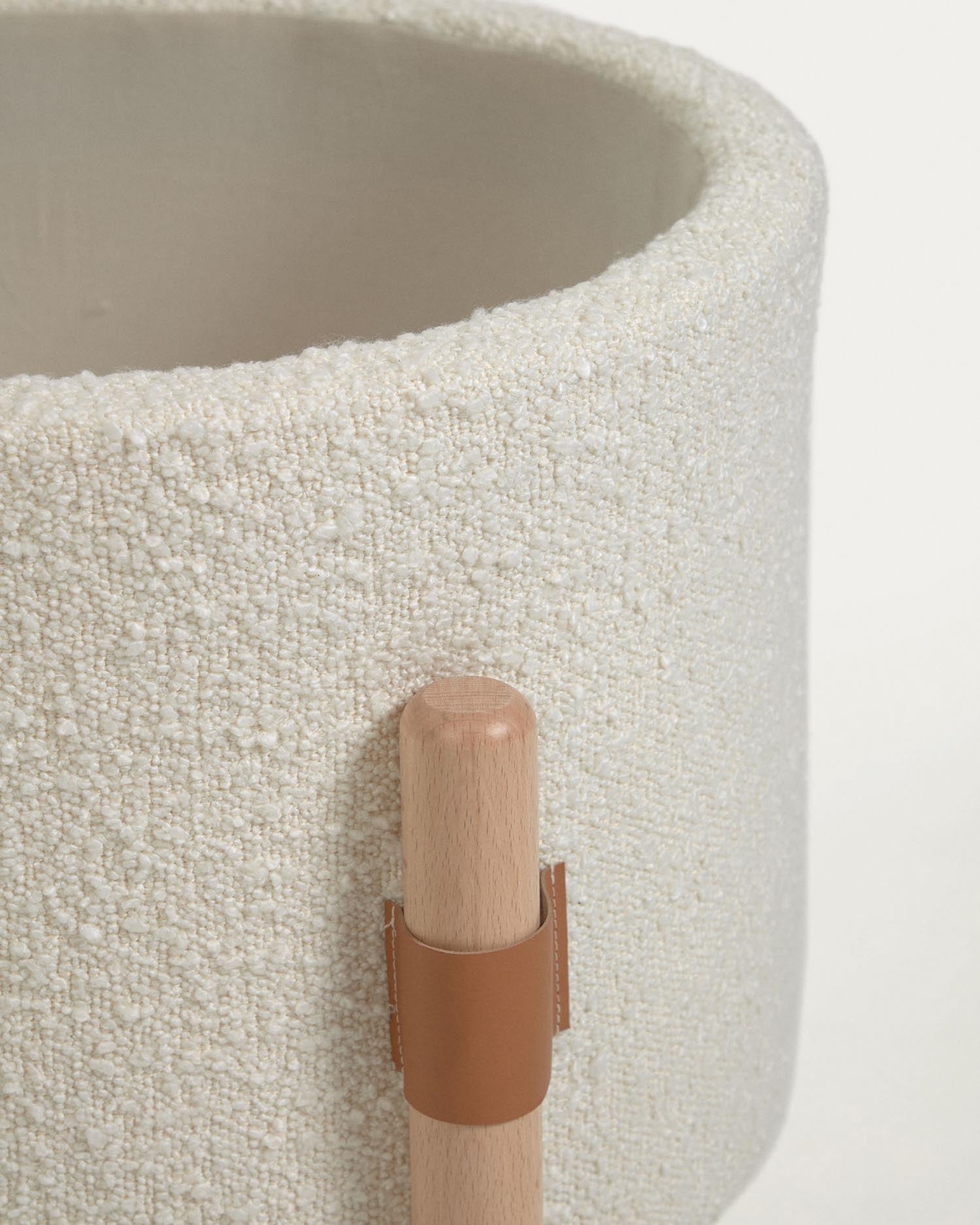 Der Adara Stubenwagen in Bouclé Weiss bietet stilvolles Design und nachhaltige Materialien für einen sicheren Schlafplatz Ihres Babys.