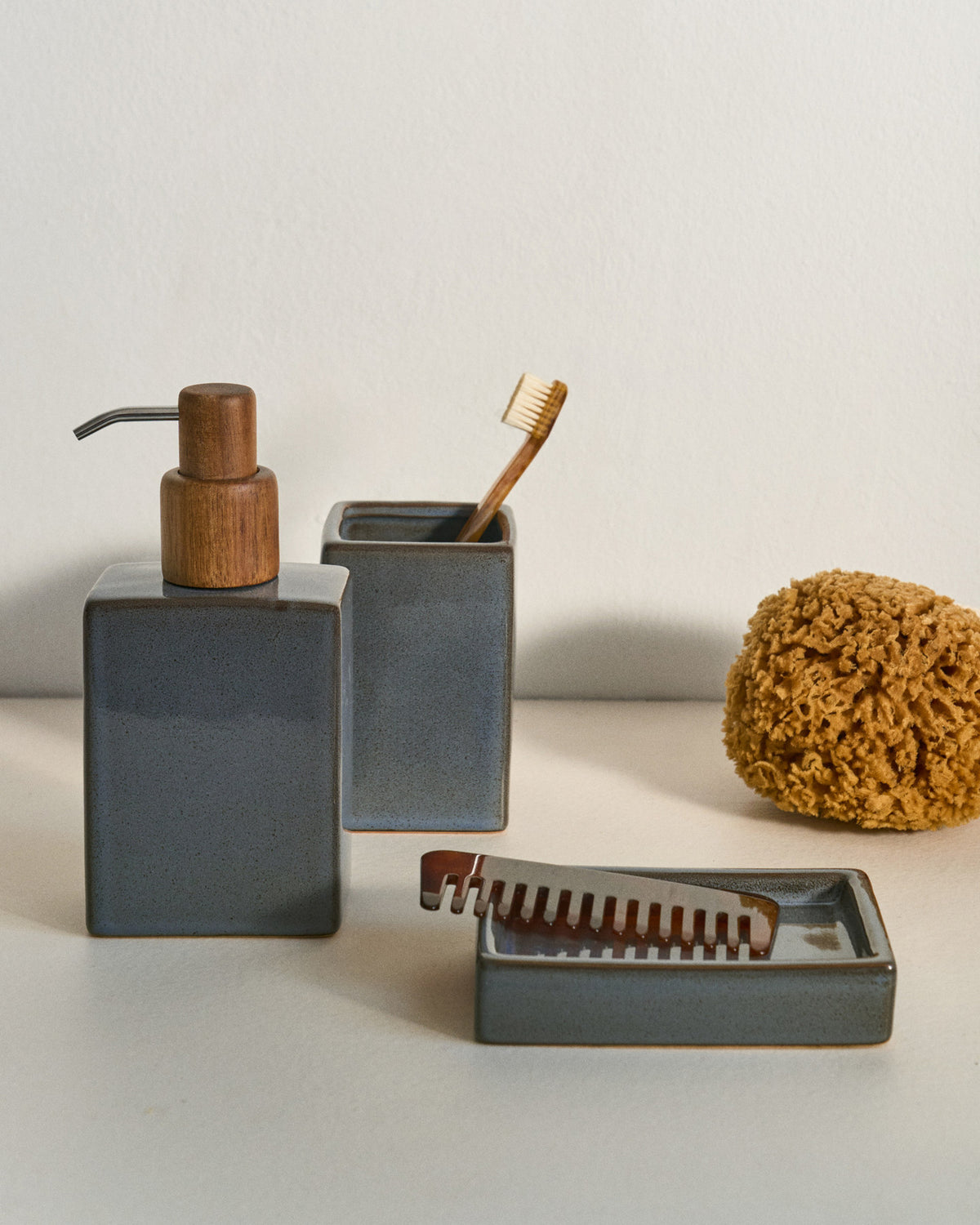 Silvet Grauer Steingut Zahnbürstenhalter in Blau präsentiert im Onlineshop von KAQTU Design AG. Badzubehör ist von Kave Home