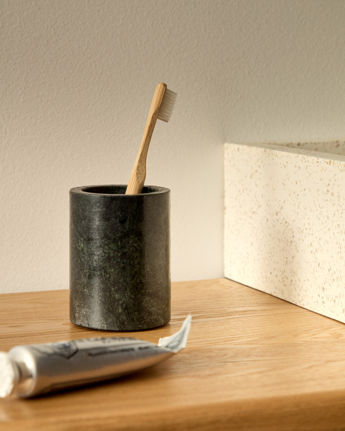 Zahnbürstenhalter Elenei aus grünem Marmor in Grün präsentiert im Onlineshop von KAQTU Design AG. Badzubehör ist von Kave Home