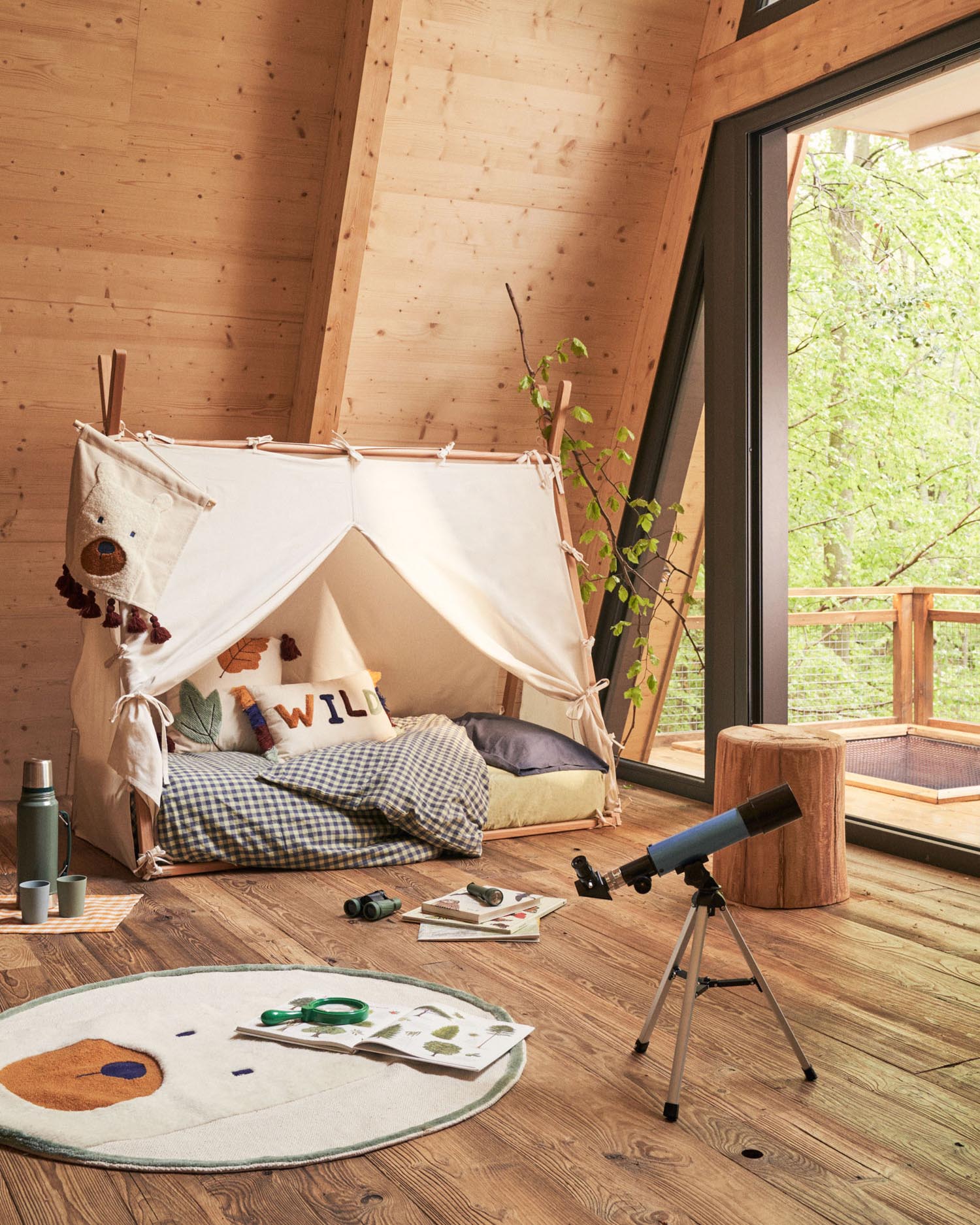 Die Kave Home Maralis Tipi Bett Abdeckung aus 100% Baumwolle sorgt für Komfort und Stil im Kinderzimmer und lädt zum Spielen und Träumen ein.