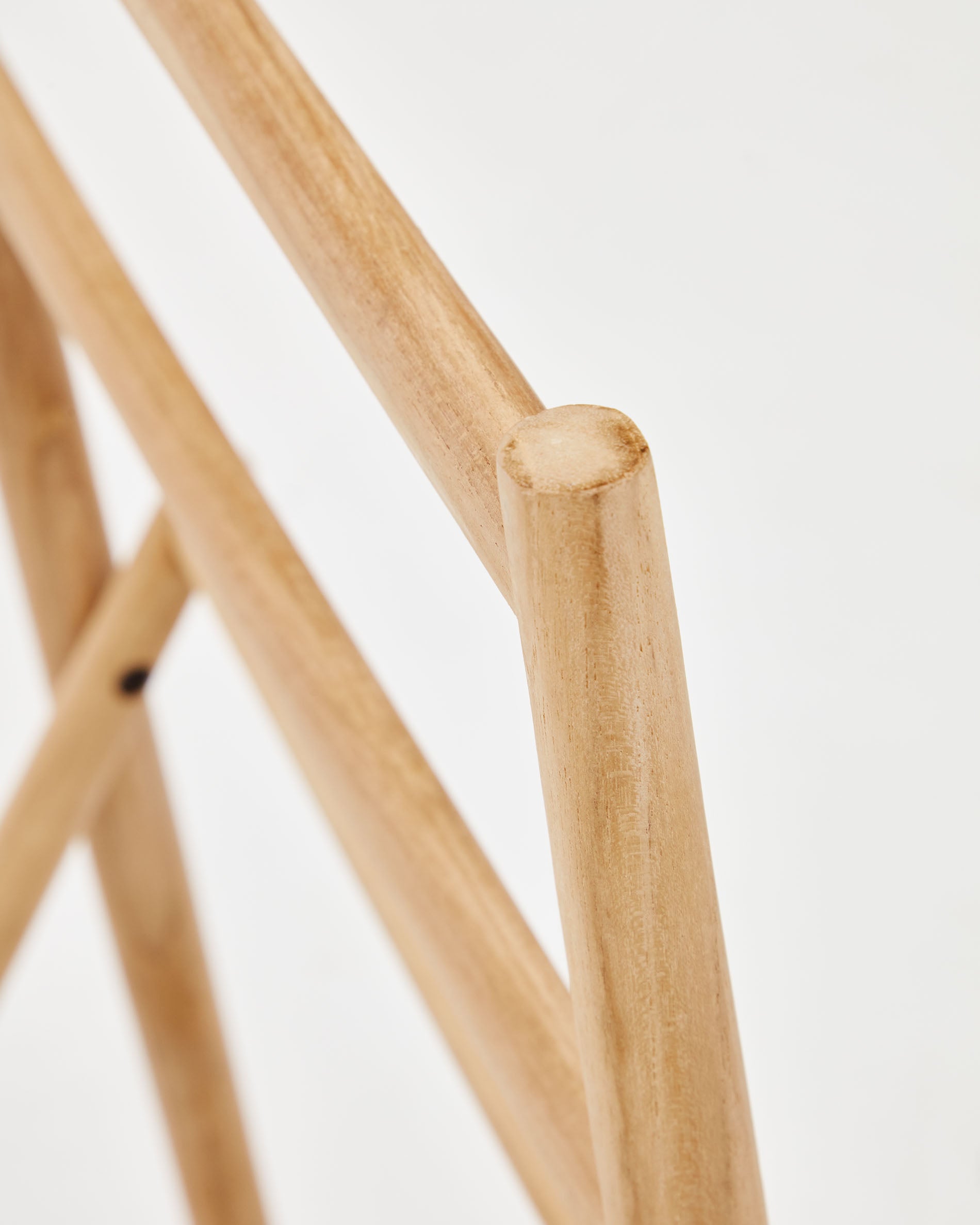 Stilvoller Handtuchhalter aus massivem Teakholz (50 x 95 cm) von Kave Home. Perfekt für Ihr Badezimmer, vereint Funktionalität und elegantes Design.