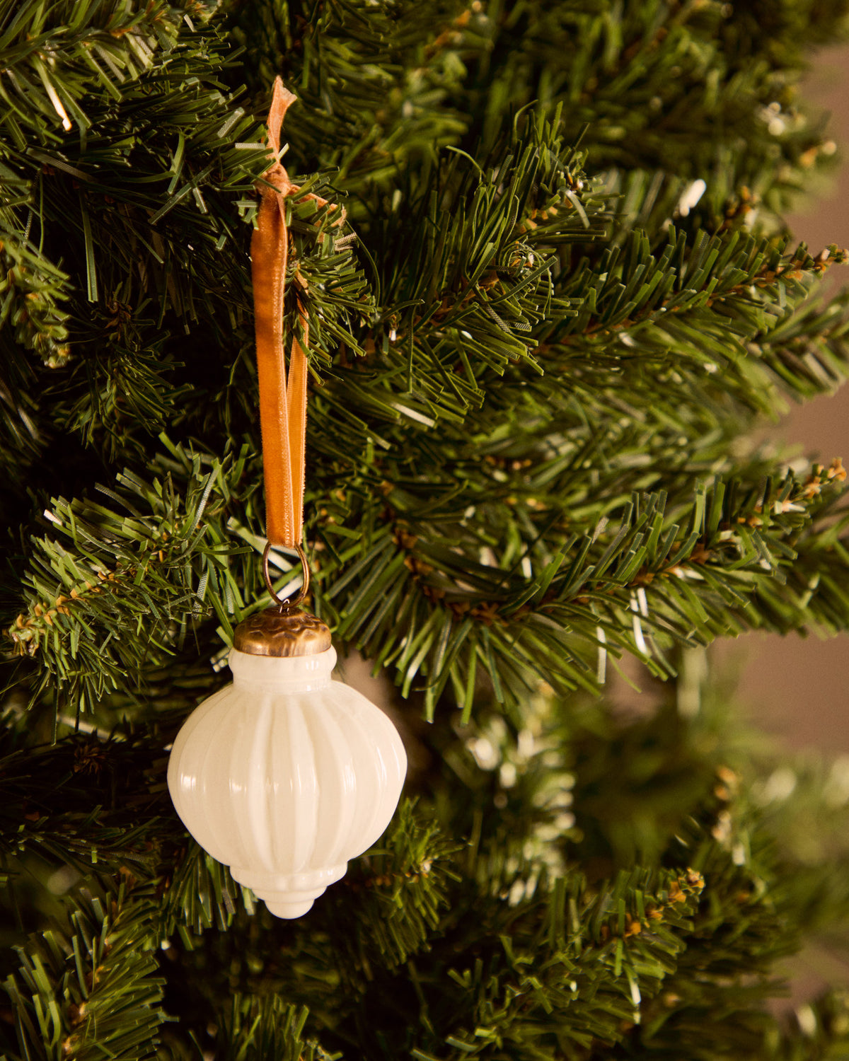 Set aus 4 Weihnachtskugeln Irlo aus recyceltem Glas weiss Ø 8 cm in Weiss präsentiert im Onlineshop von KAQTU Design AG. Weihnachtszubehör ist von Kave Home
