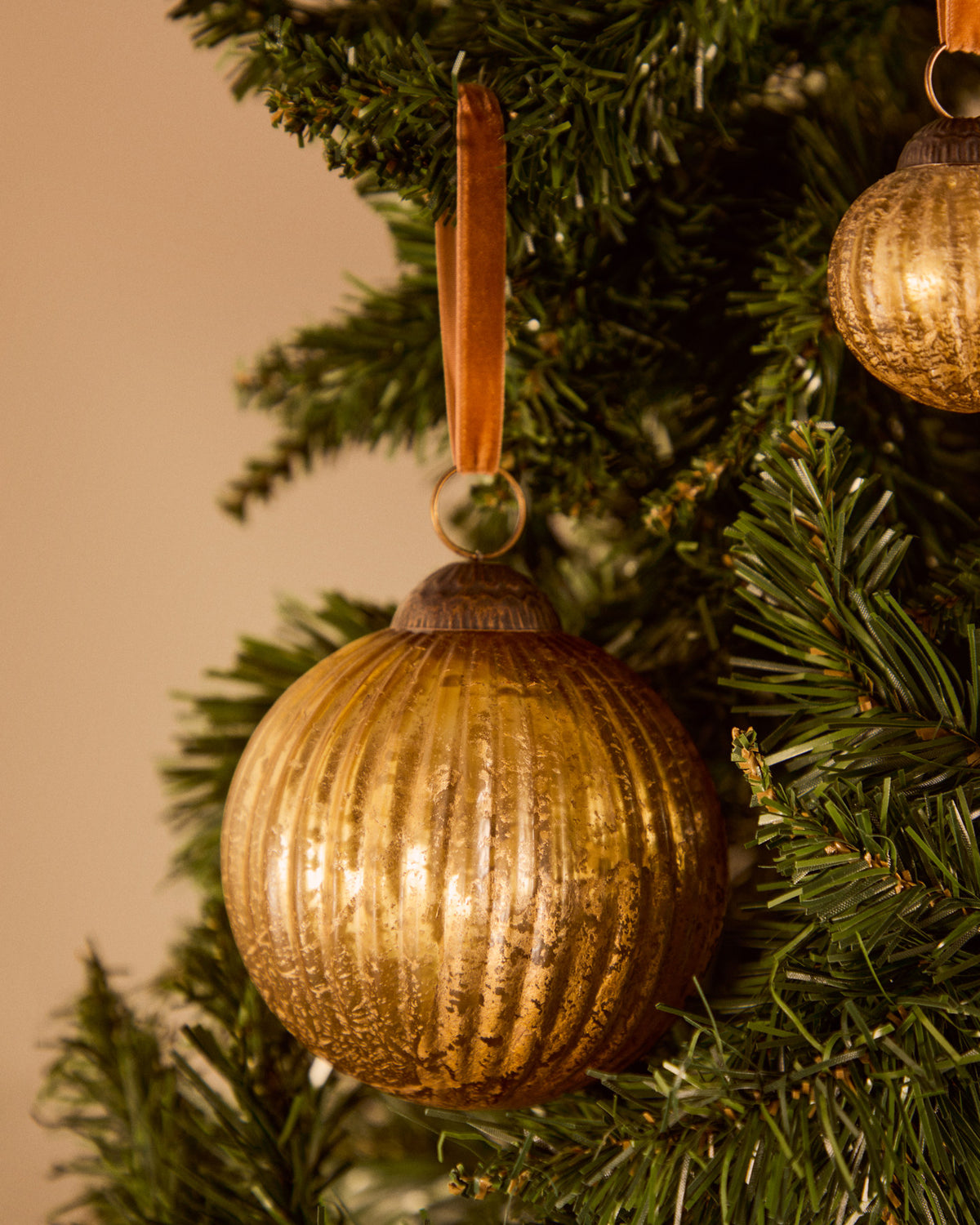 Weihnachtskugel Elur aus recyceltem Glas gold Ø 15 cm in Gold präsentiert im Onlineshop von KAQTU Design AG. Weihnachtszubehör ist von Kave Home