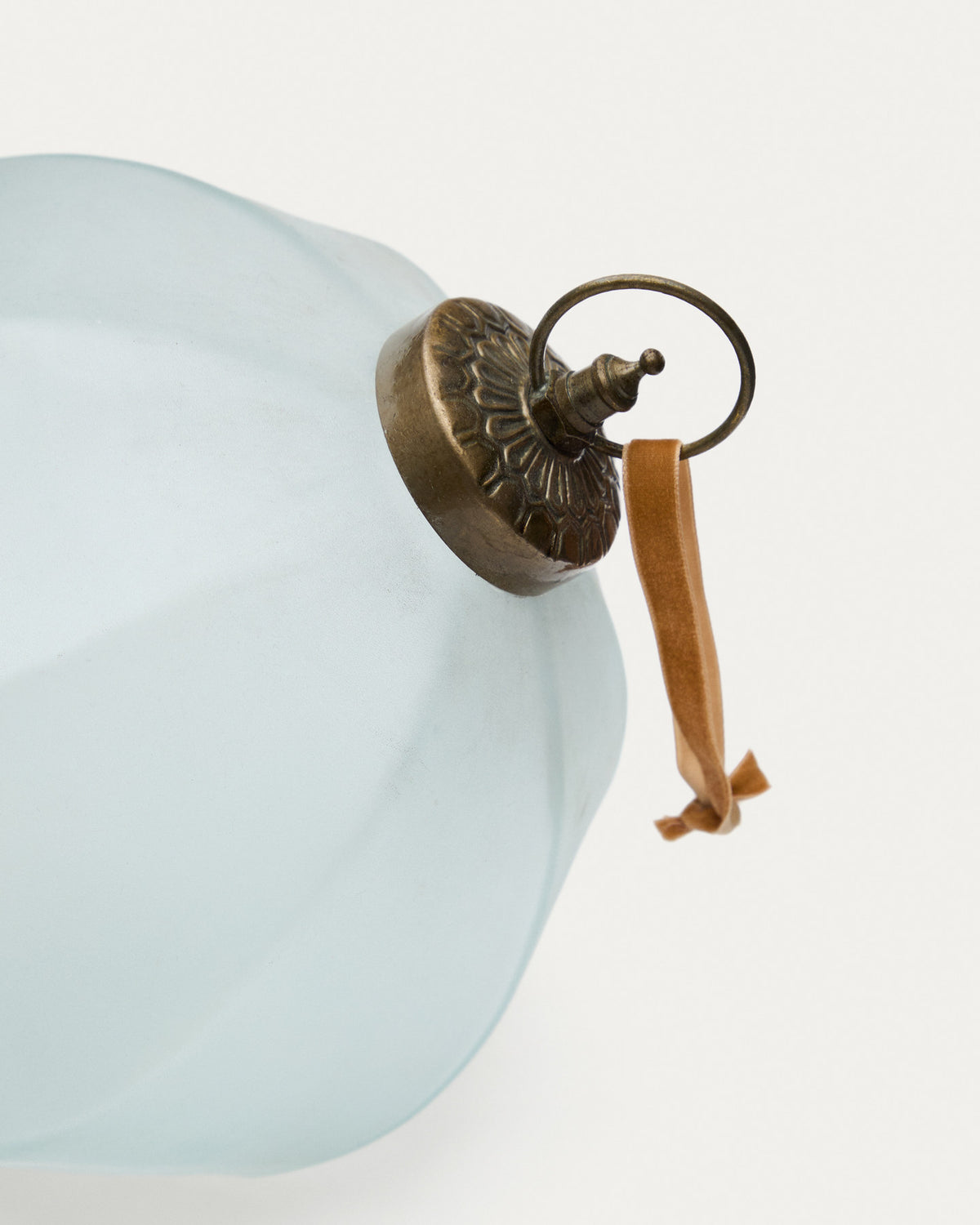 Weihnachtskugel Talve aus recyceltem Glas weiss Ø 20 cm in Weiss präsentiert im Onlineshop von KAQTU Design AG. Weihnachtszubehör ist von Kave Home