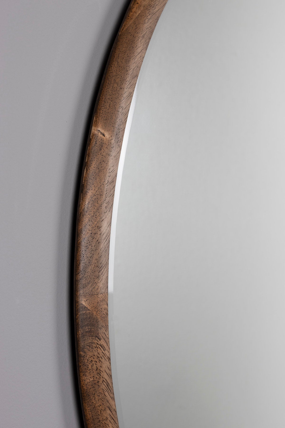 Brauner Wandspiegel Gale Mirror mit Holzrahmen in Walnussfarbe und facettiertem Glas