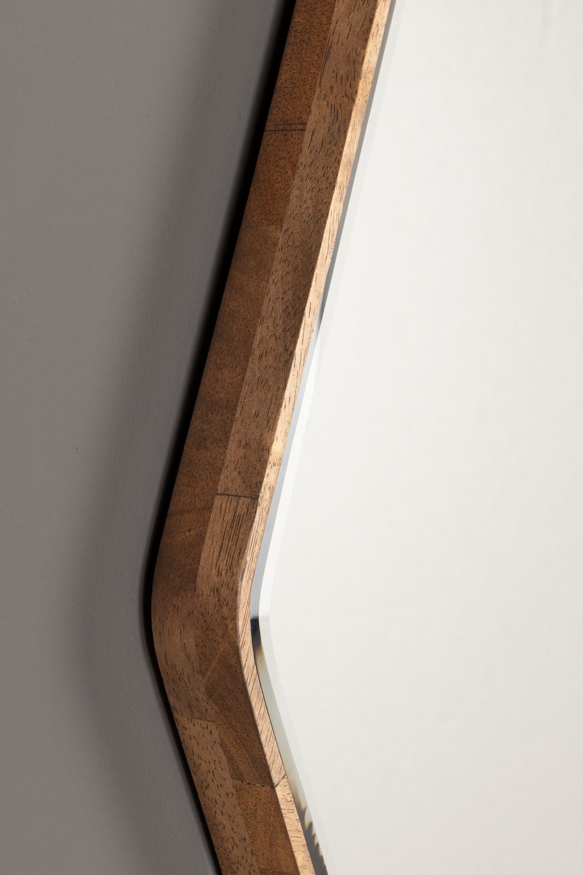 Brauner Wandspiegel Bryn Mirror mit asymmetrischem Holzrahmen und facettiertem Glas