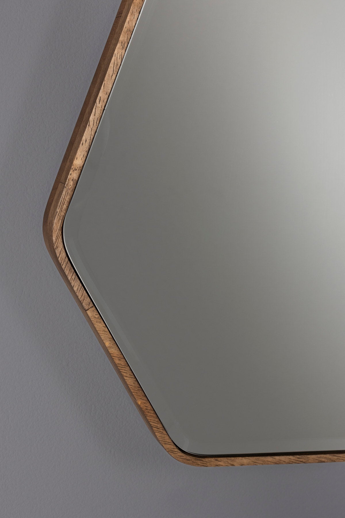 Brauner Wandspiegel Bryn Mirror mit asymmetrischem Holzrahmen und facettiertem Glas