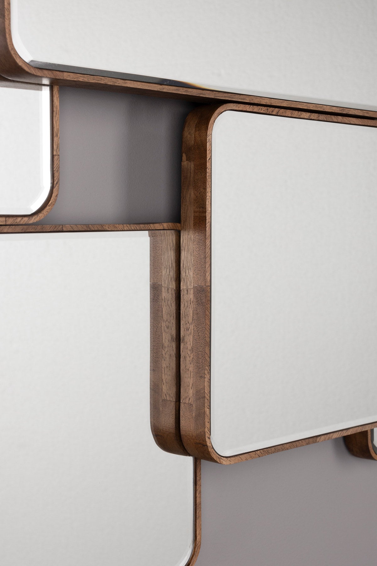 Wandspiegel Cordelia Mirror aus fünf Spiegeln mit walnussfarbenem Holzrahmen und Facettenglas
