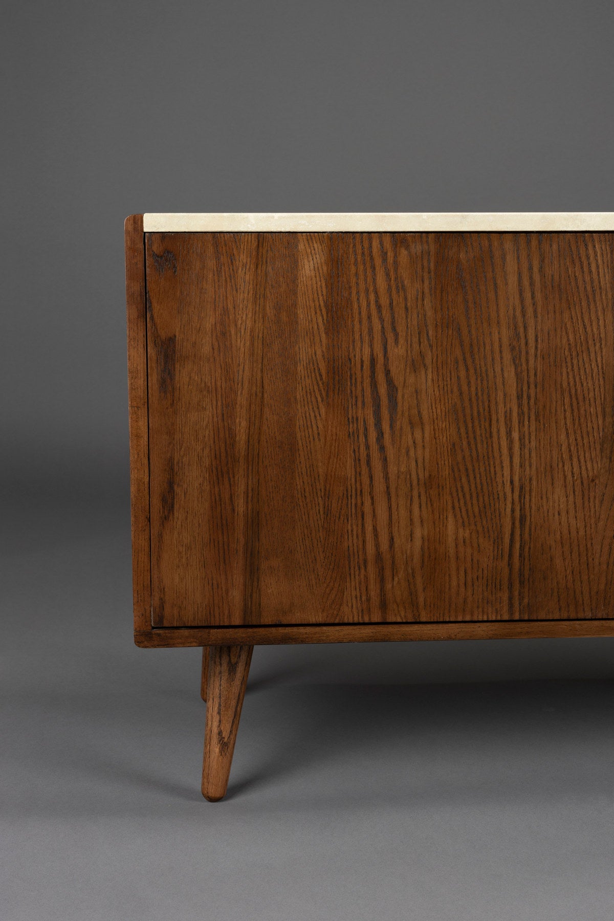 Sideboard Arda in Beige mit Eichenfurnier, walnussfarbener Oberfläche und schlanken Beinen