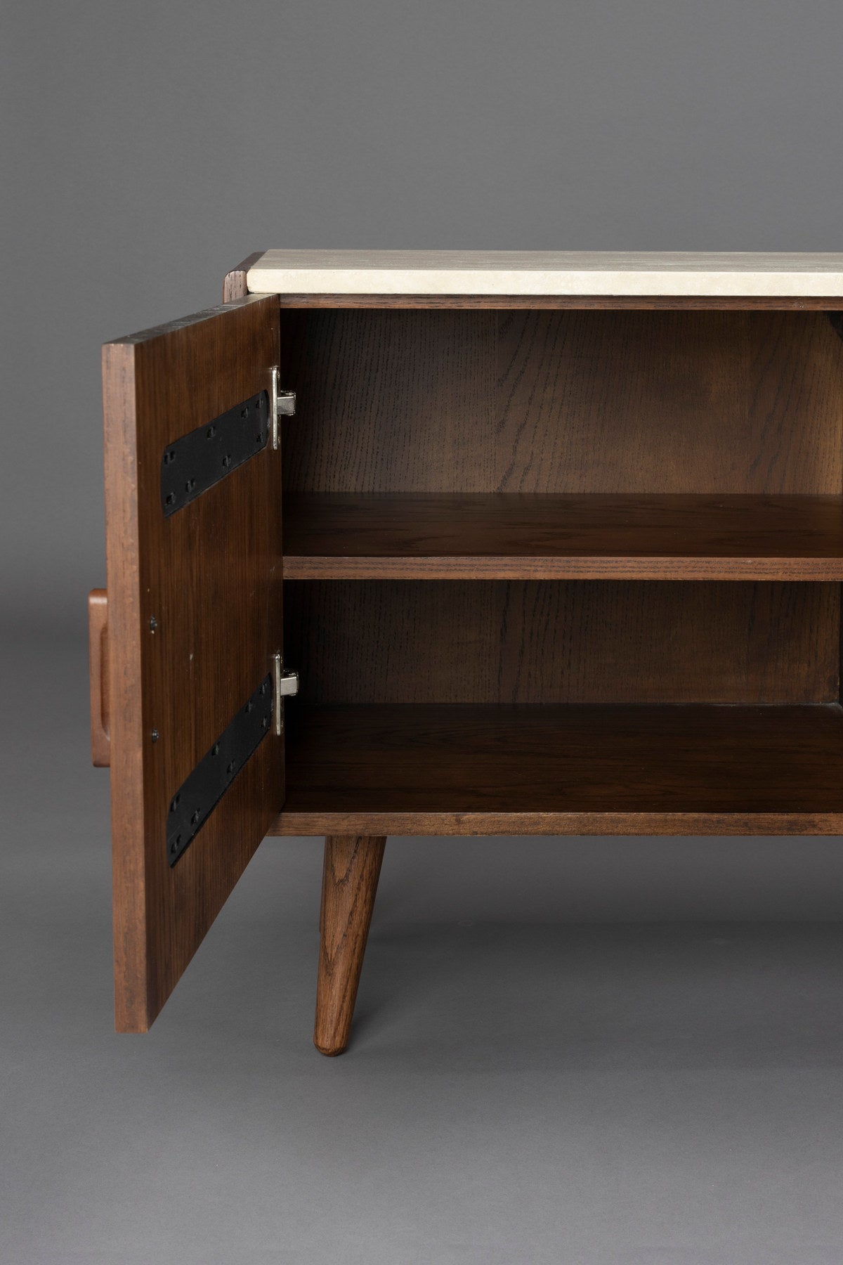 Sideboard Arda in Beige mit Eichenfurnier, walnussfarbener Oberfläche und schlanken Beinen