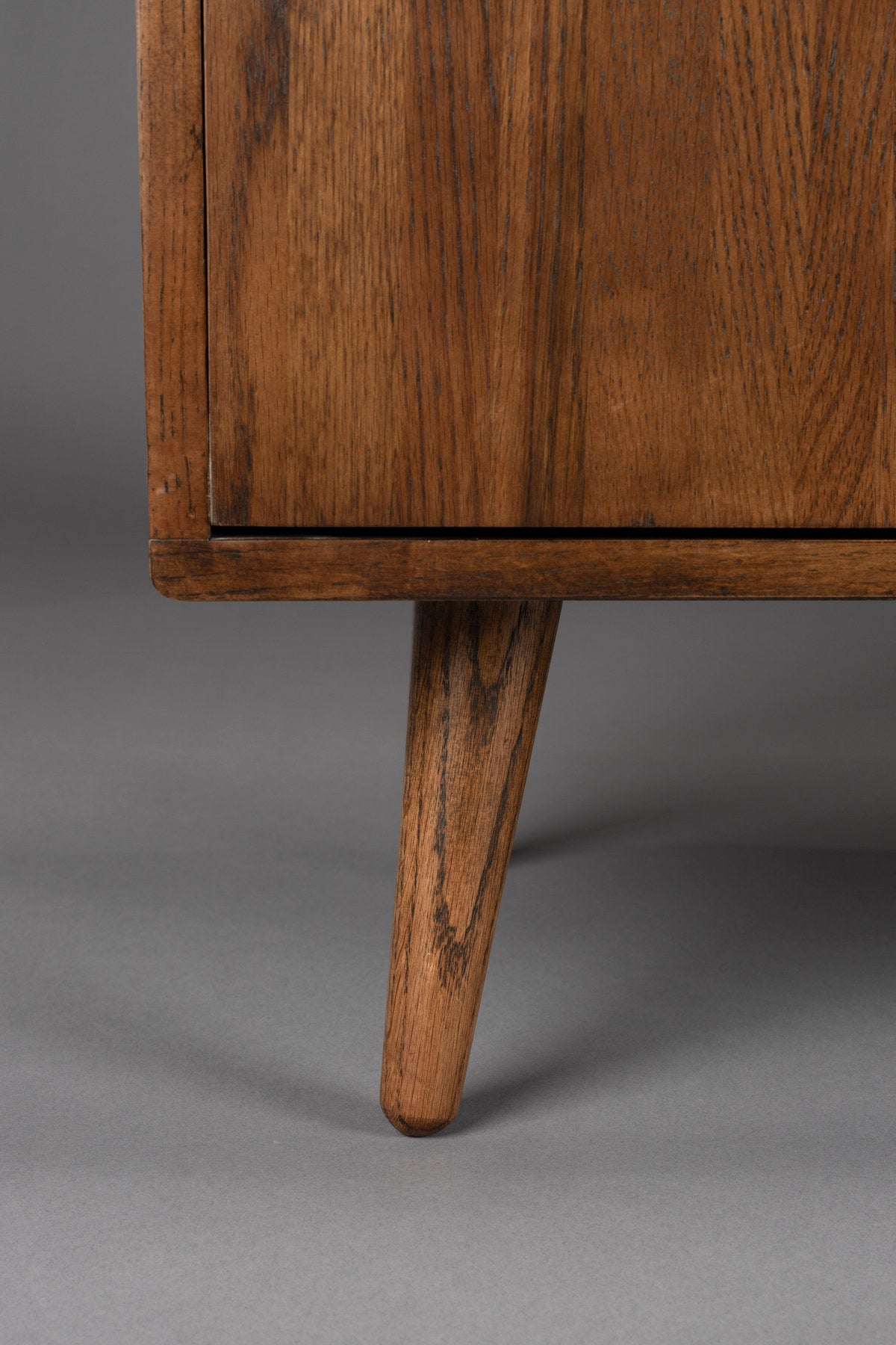 Sideboard Arda in Beige mit Eichenfurnier, walnussfarbener Oberfläche und schlanken Beinen