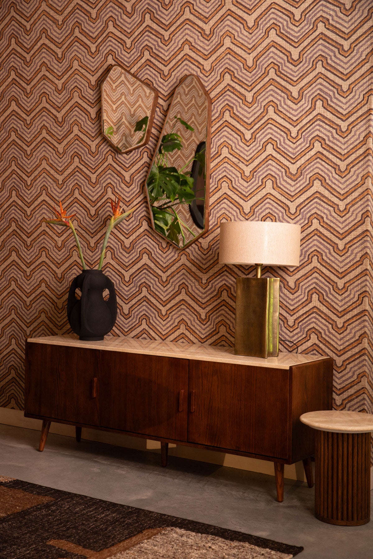 Sideboard Arda in Beige mit Eichenfurnier, walnussfarbener Oberfläche und schlanken Beinen