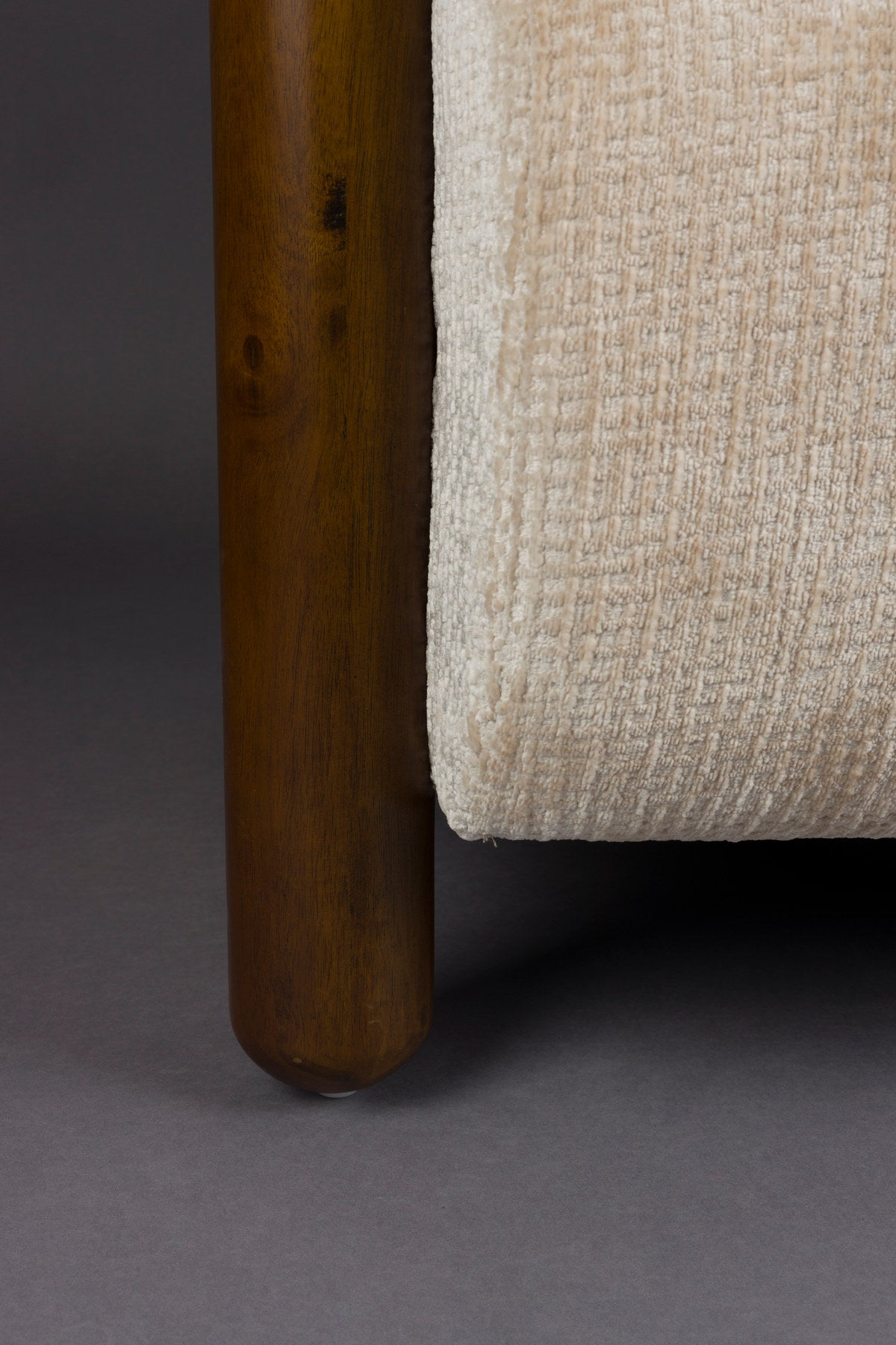 Beiger Loungesessel Robinson mit gebogenen Armlehnen und Beinen aus Mangoholz, gemustertes Polster