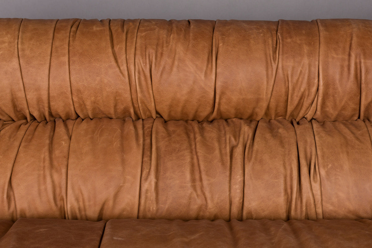 Sofa Douglas in Cognac präsentiert im Onlineshop von KAQTU Design AG. 2er Sofa ist von Dutchbone