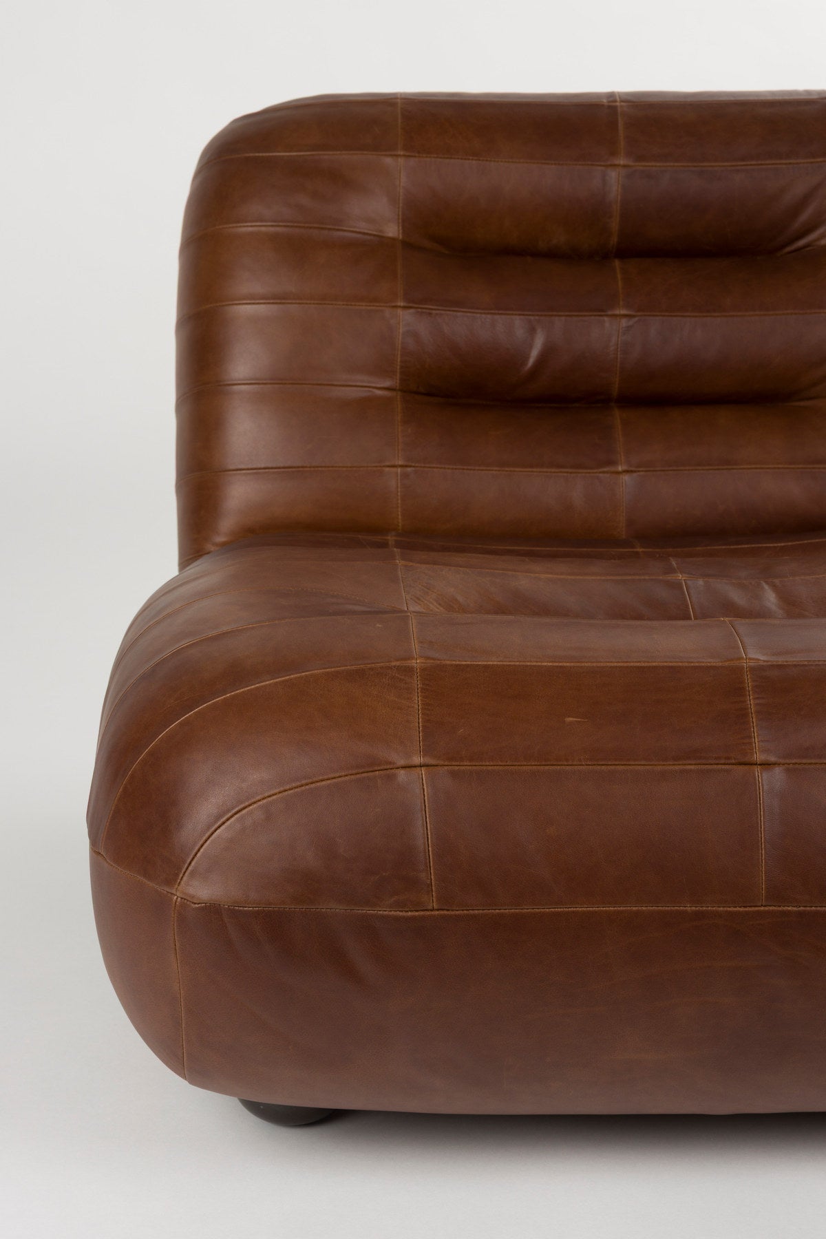 Loungesessel Wyatt in Schokolade präsentiert im Onlineshop von KAQTU Design AG. Sessel ist von Dutchbone