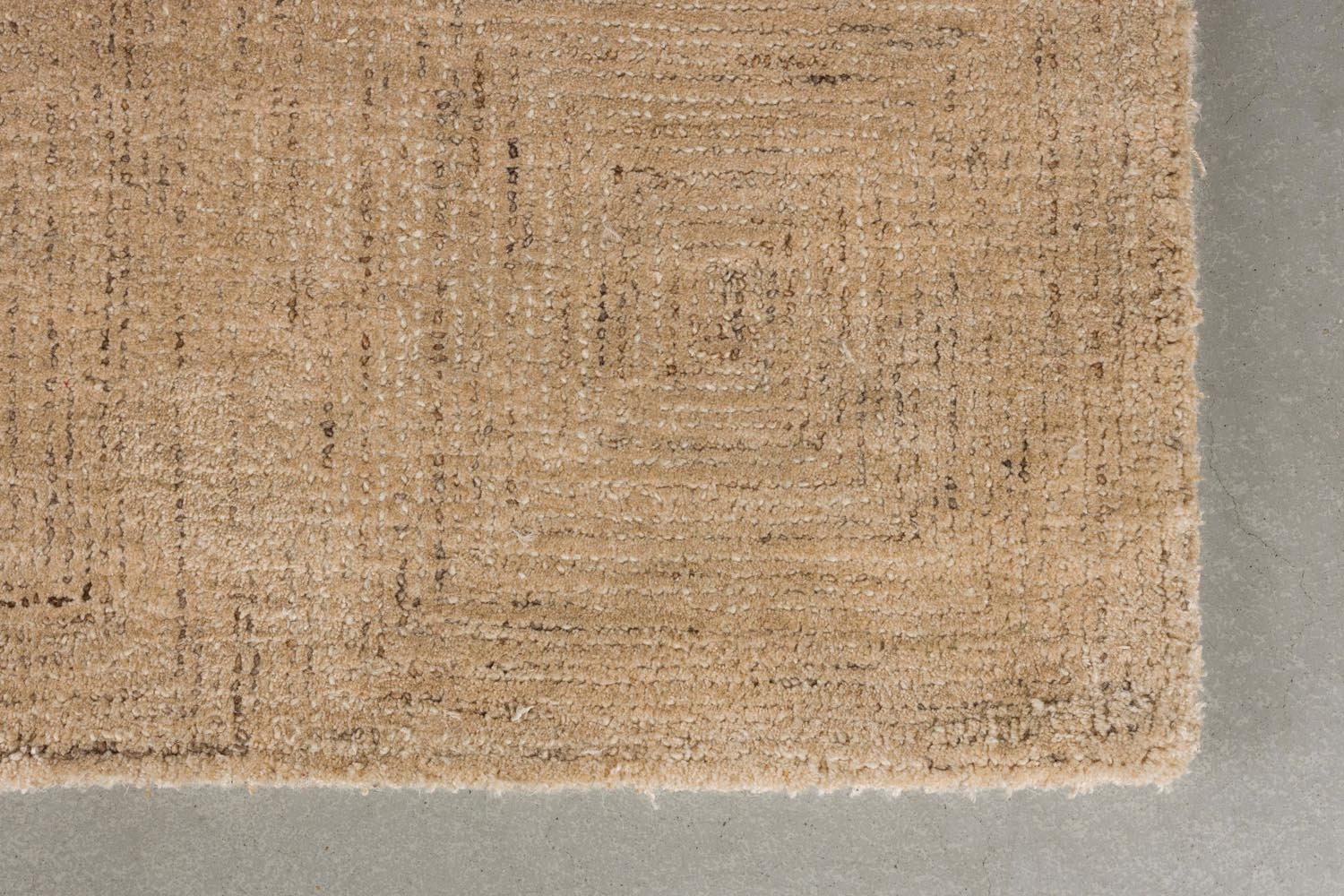 Verleihen Sie Ihrem Raum mit dem Teppich Maryland 160x230 Beige von Dutchbone einen Hauch von Eleganz und Gemütlichkeit. Ideal für jeden Wohnbereich.