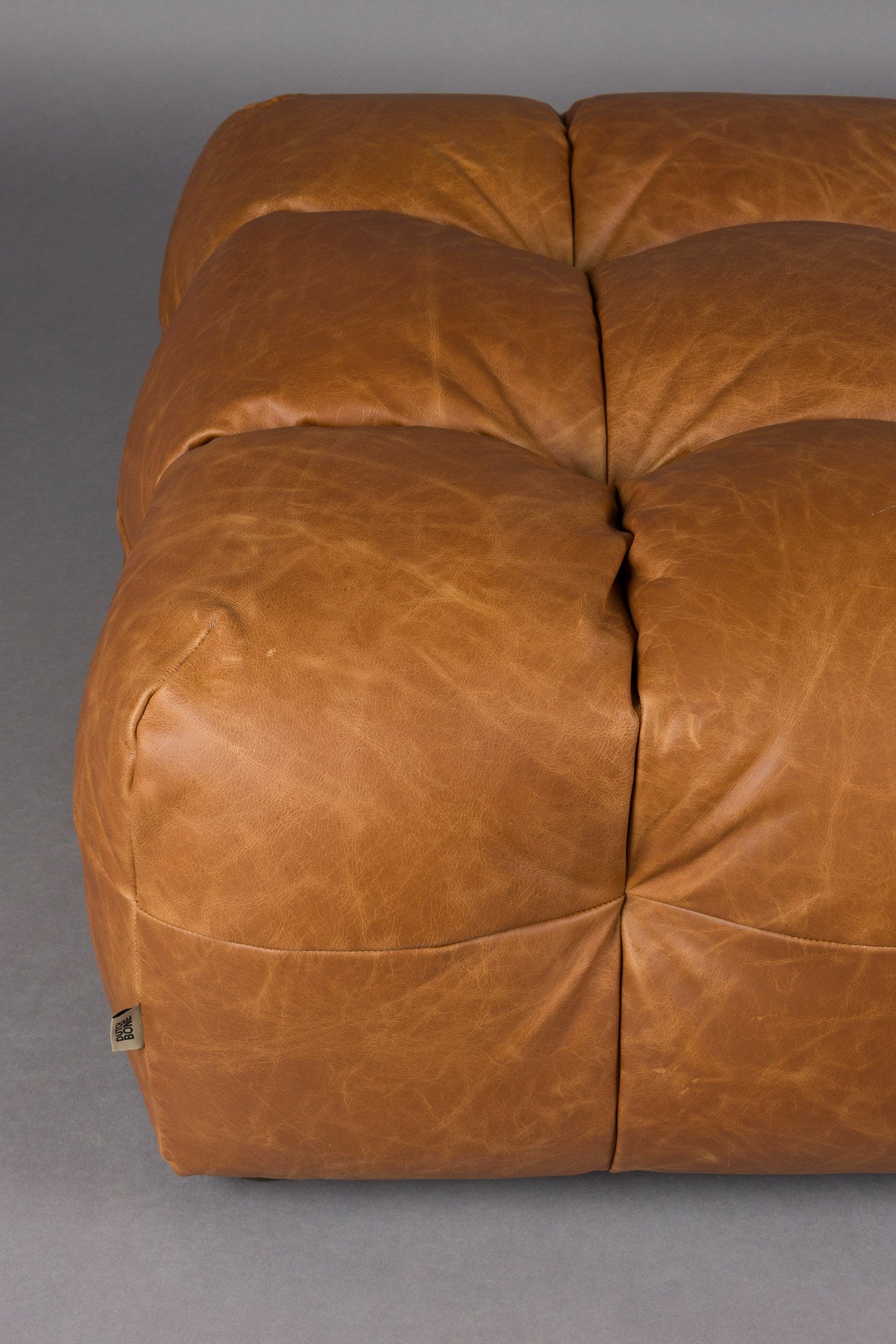 Hocker Hackman in Cognac präsentiert im Onlineshop von KAQTU Design AG. Pouf ist von Dutchbone
