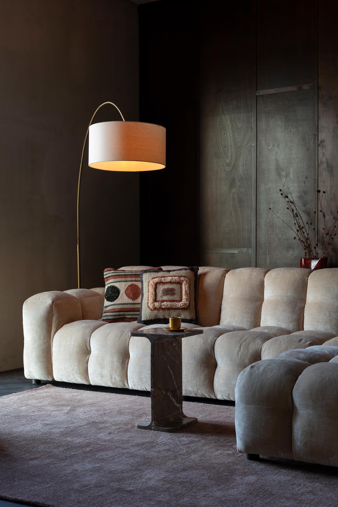 Erleben Sie das Dutchbone Hackman 4,5-Sitzer Sofa: Ein elegantes Möbelstück mit hochwertiger Velours-Polsterung, flexiblem Design und stabilen Holzbeinen.